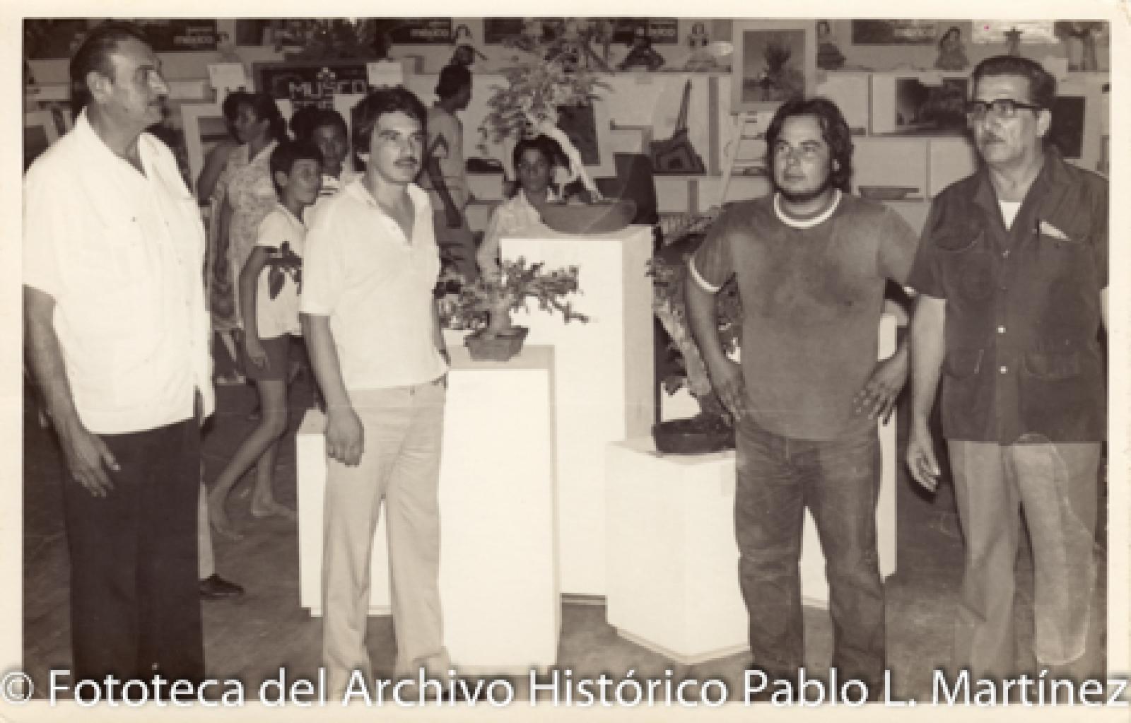 Hombres frente a artesanías