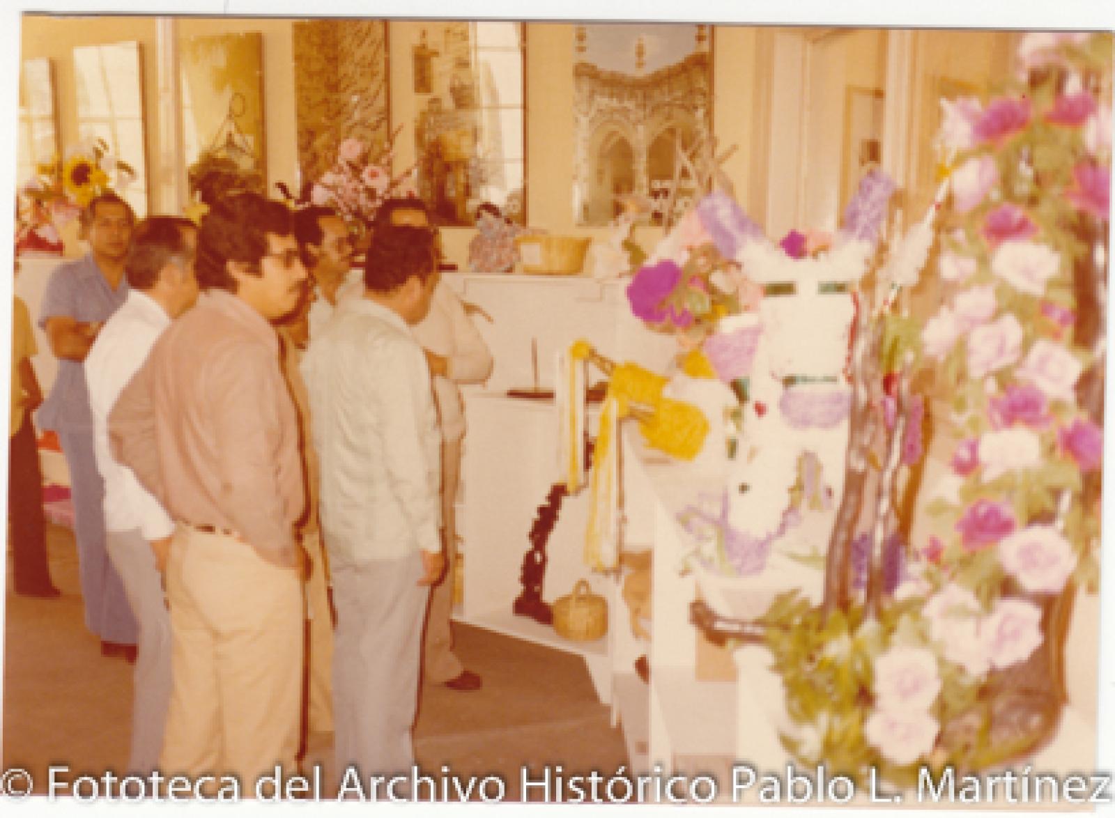 Hombres frente a artesanías