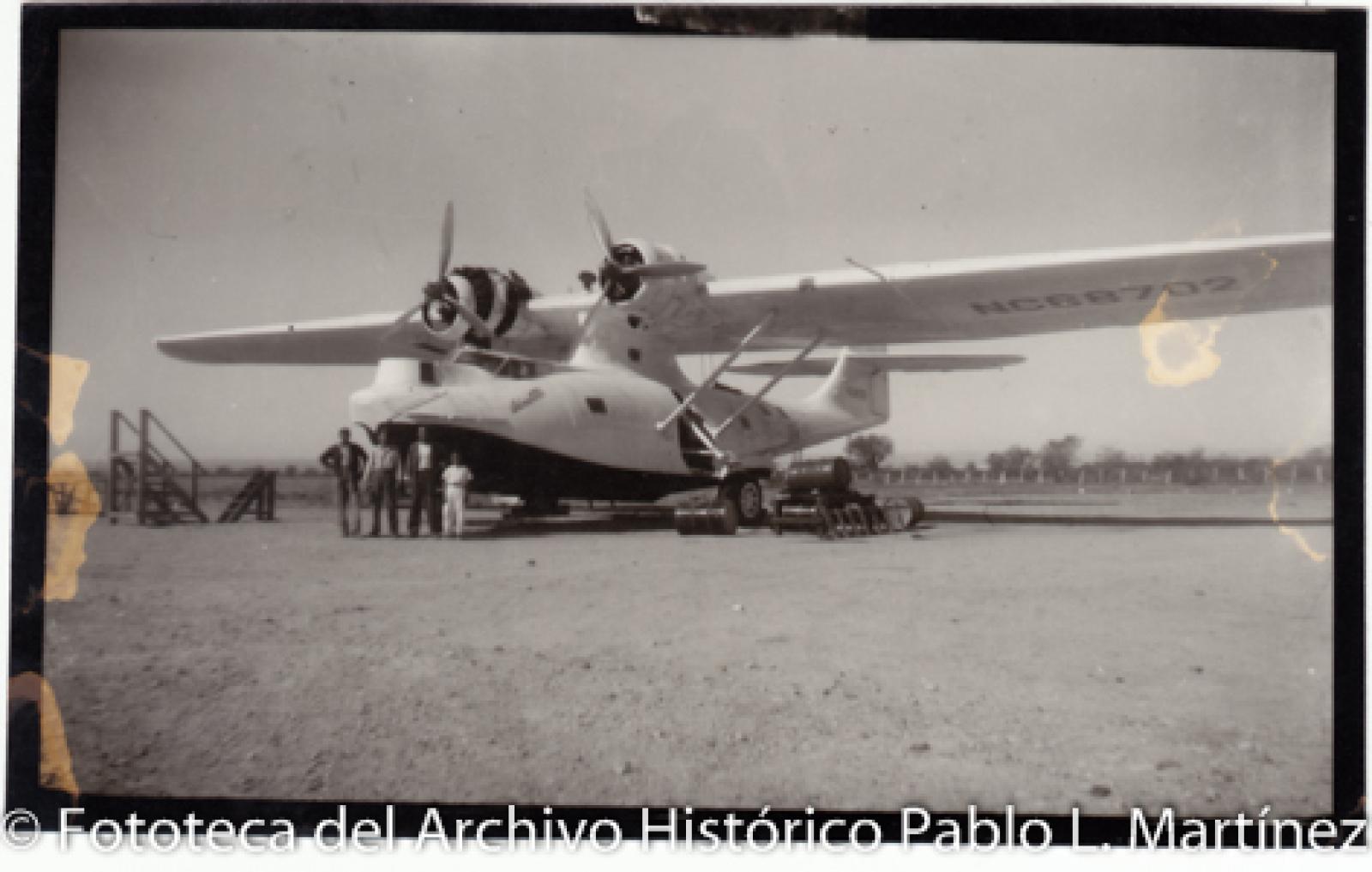 Hombres, frente a avioneta.
