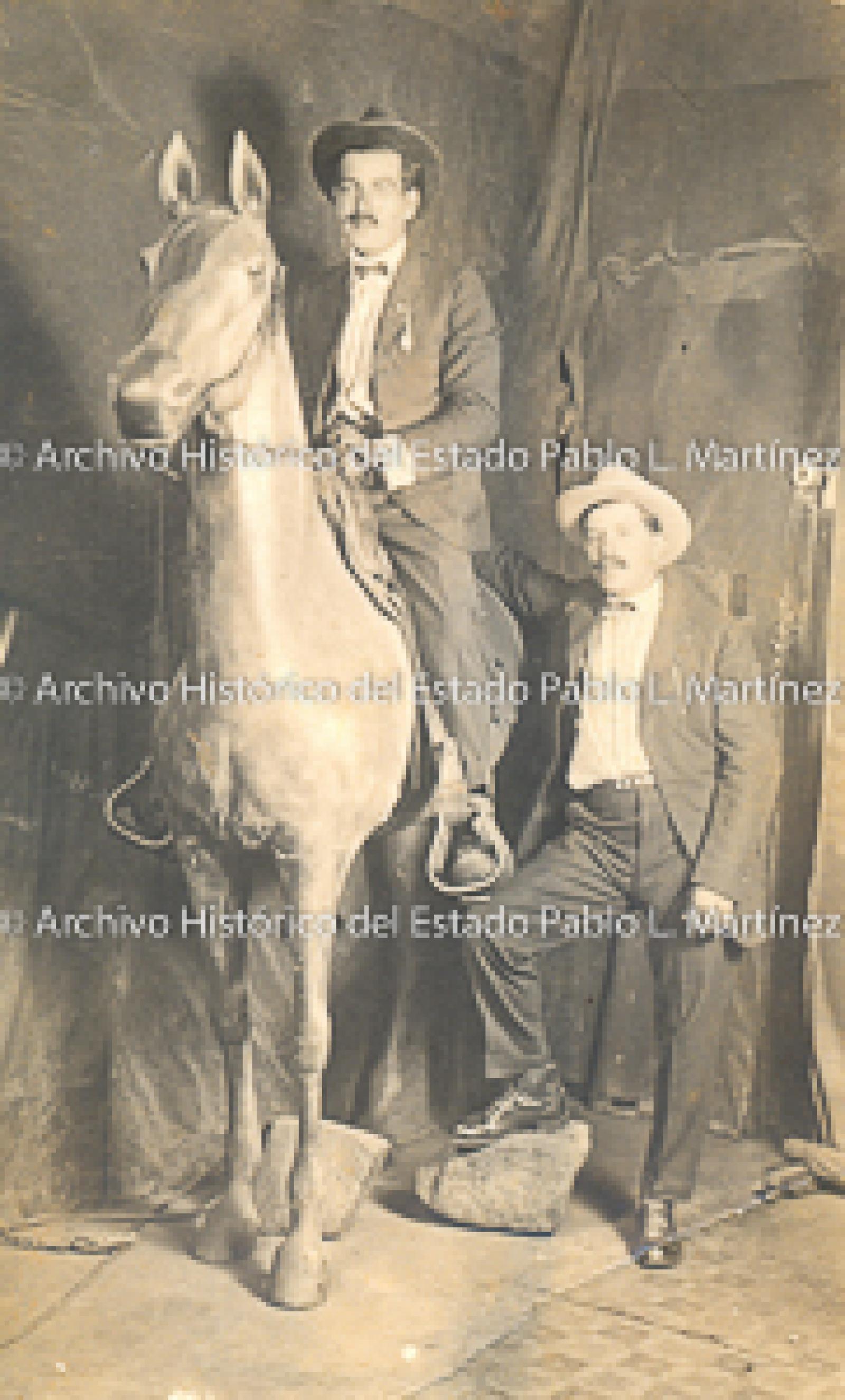 Hombres frente a caballo.