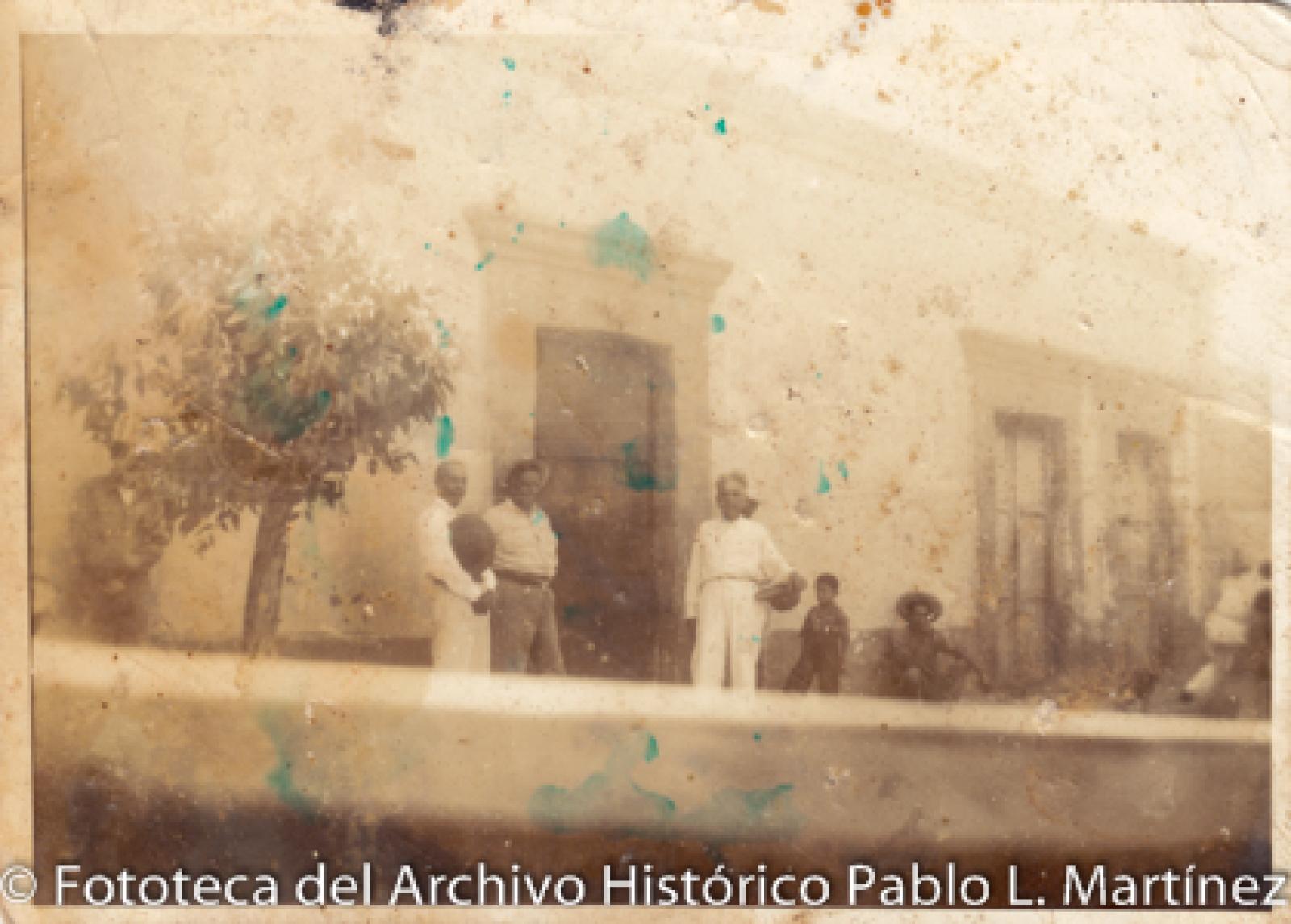 Hombres frente a casa