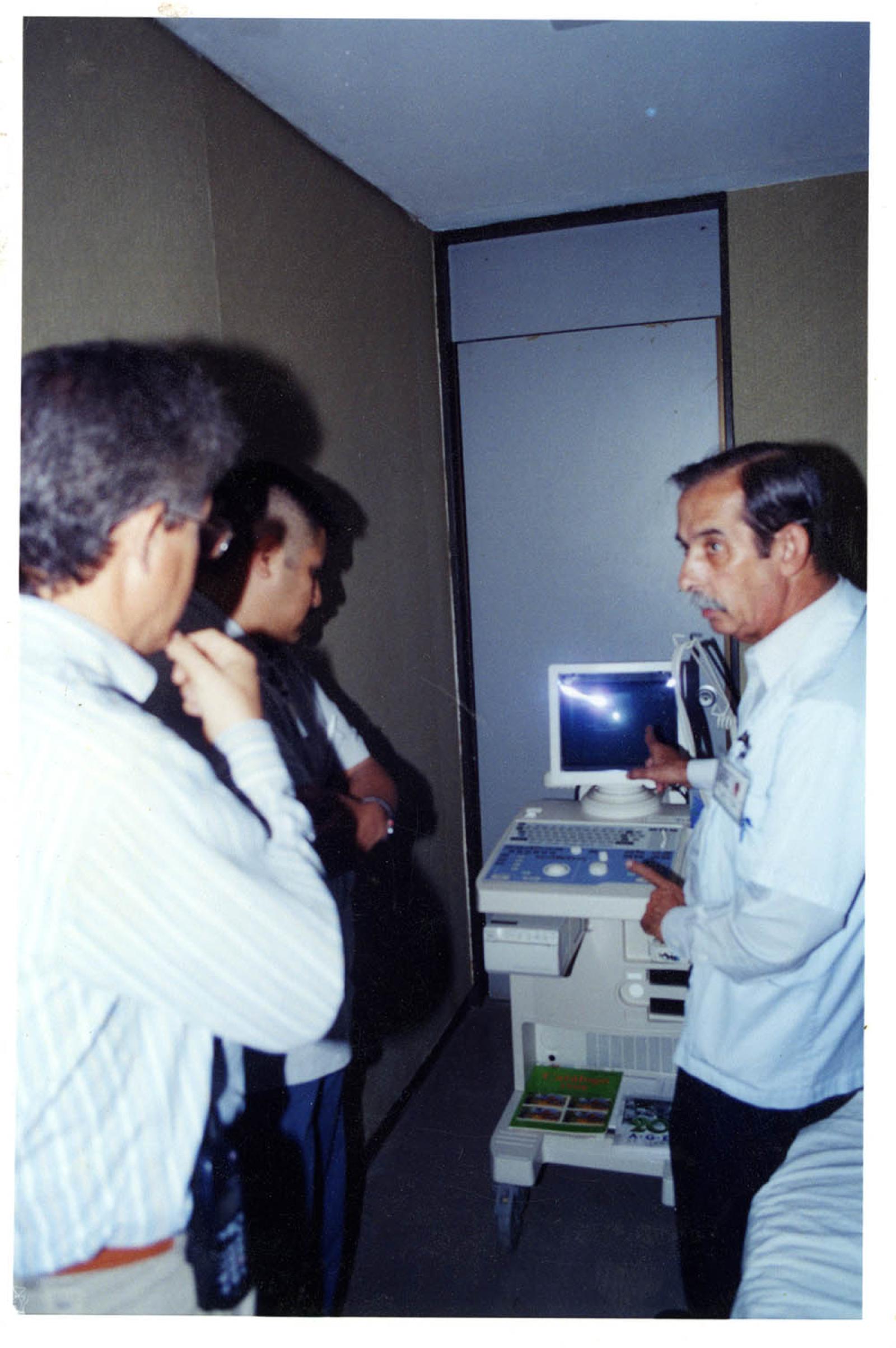 Hombres frente a equipo médico.