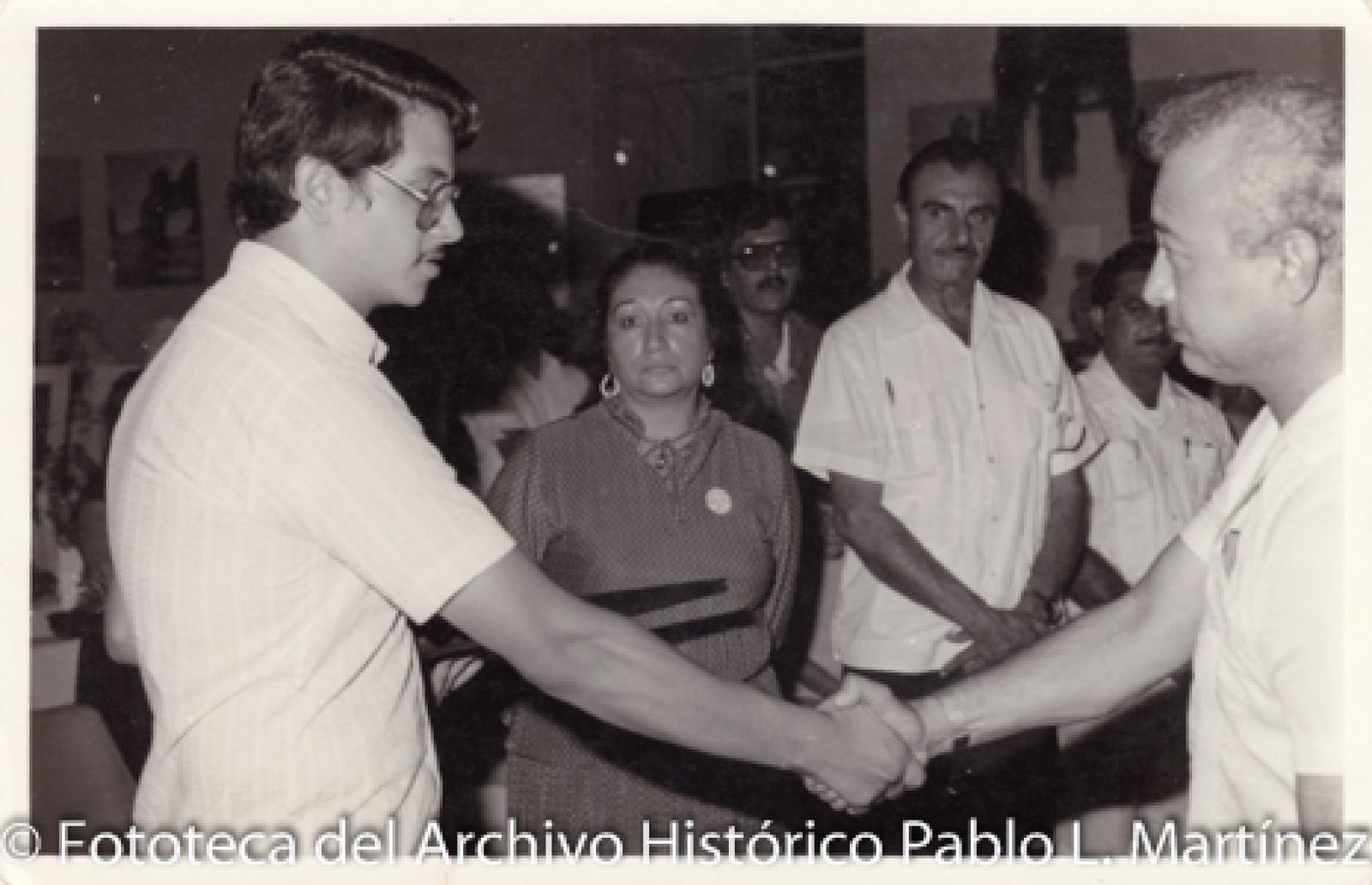 Hombres frente a público