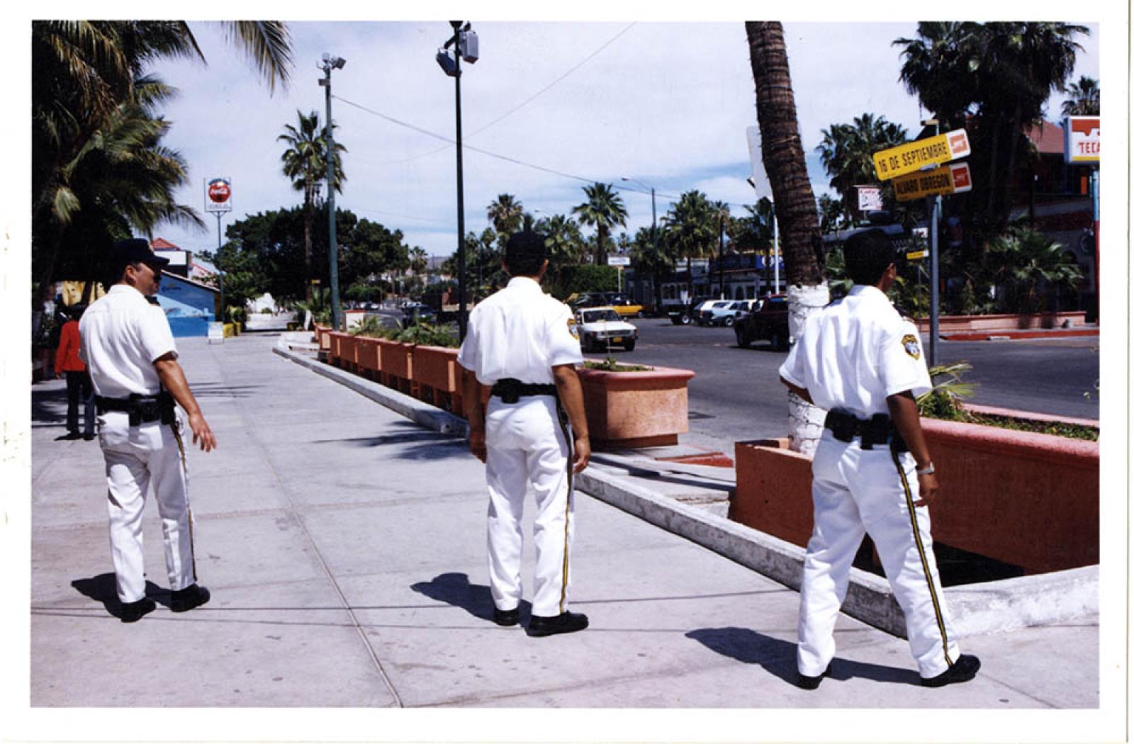 Hombres, la policía turística en el Malecón de La Paz.