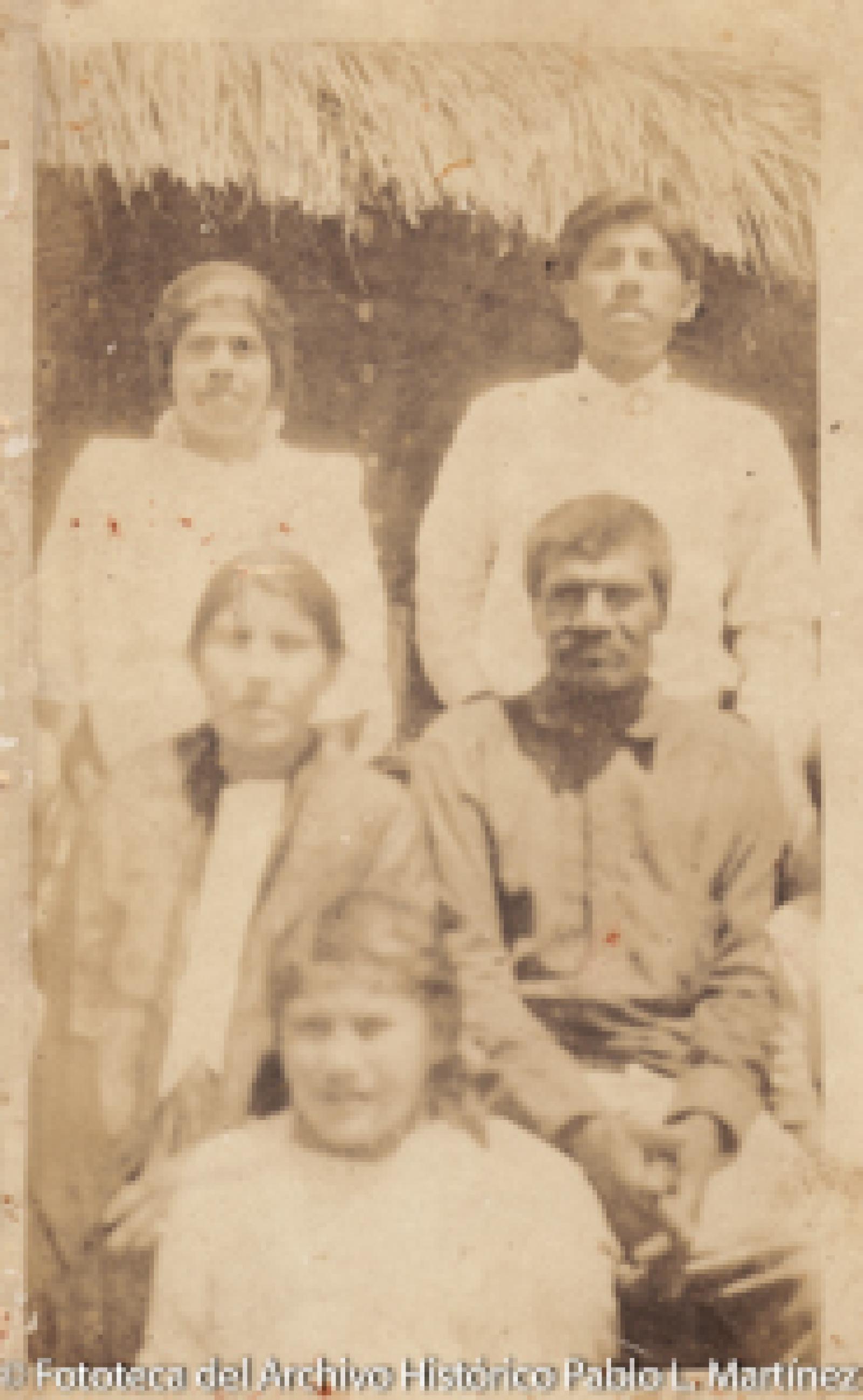 Hombres, mujeres y niña, retrato.