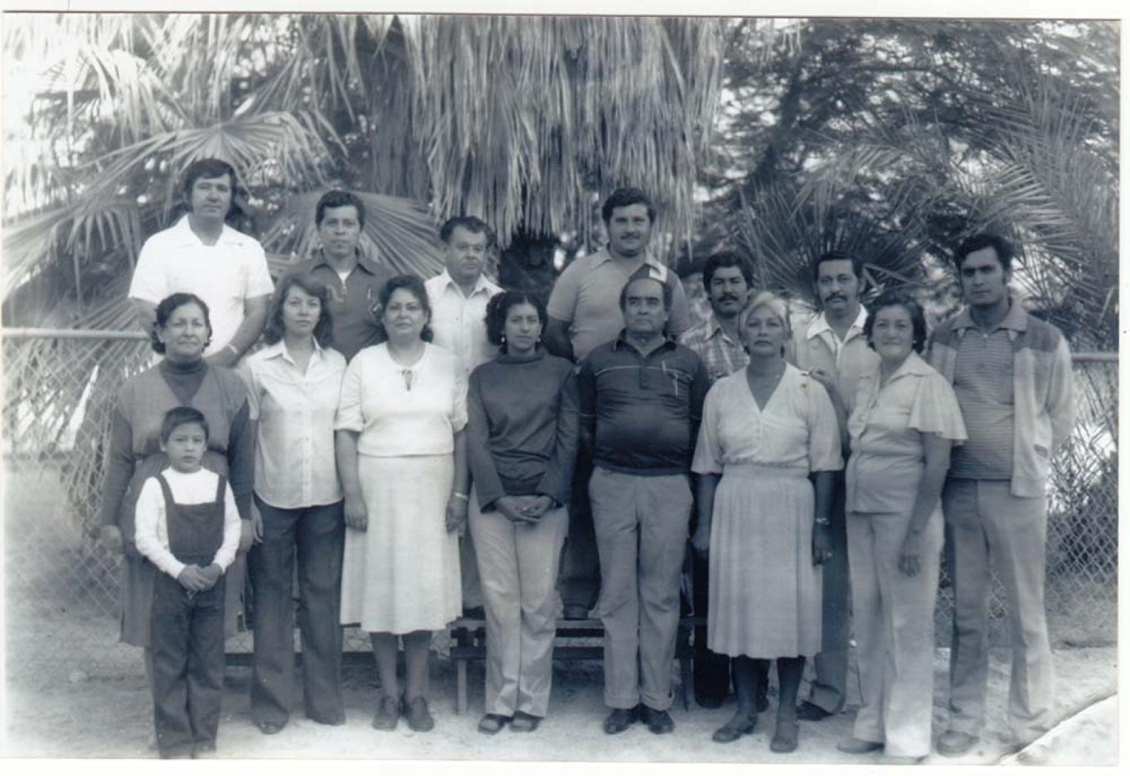 Hombres, mujeres y niño en exterior, retrato de grupo.