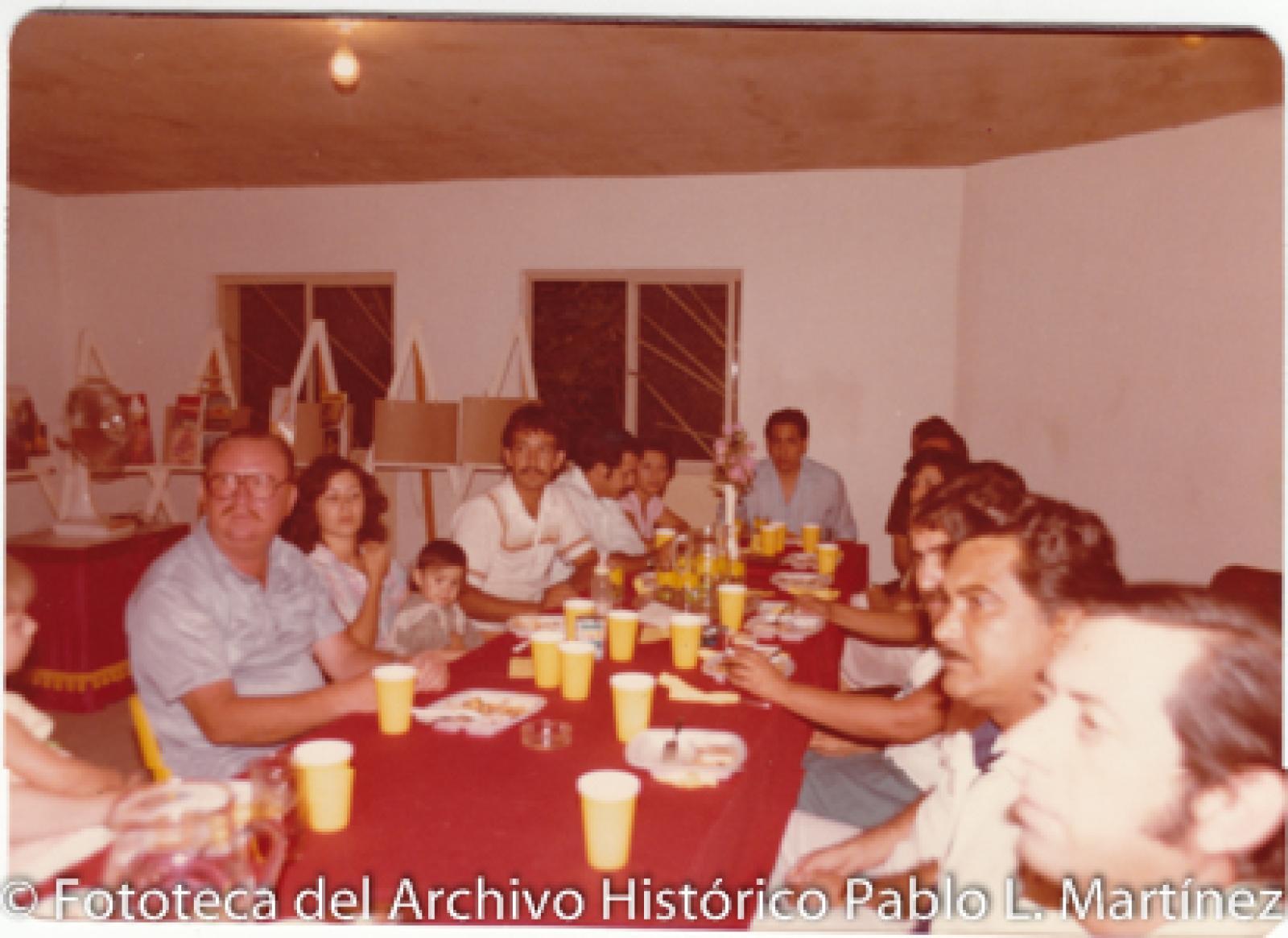 Hombres, mujeres y niños en banquete