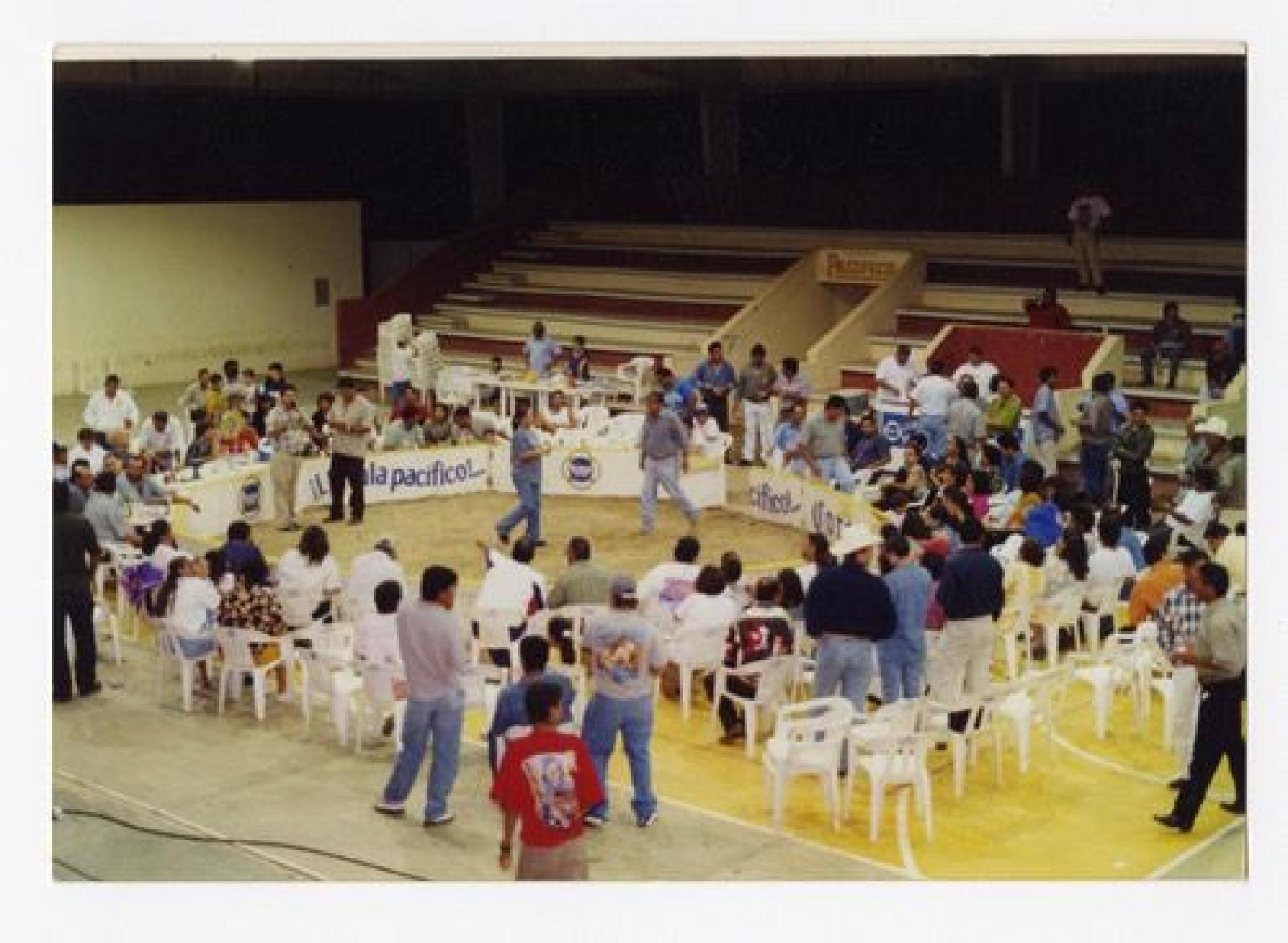 Hombres, mujeres y niños en instalaciones deportivas.