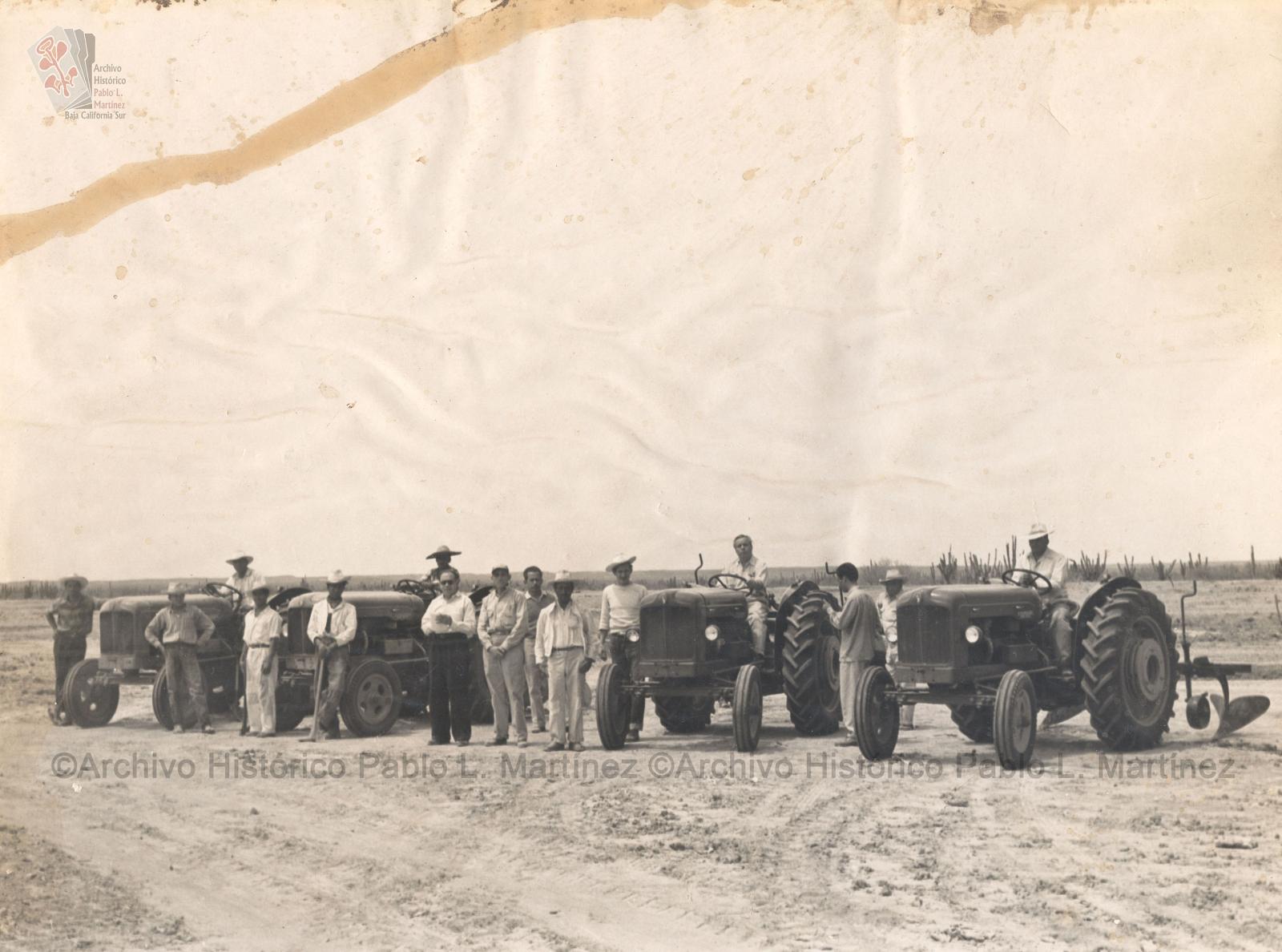 Hombres posando junto a tractores Forson entregados por el gobernador Agustín Olachea Avilés, en campo agrícola del Valle de Santo Domingo.