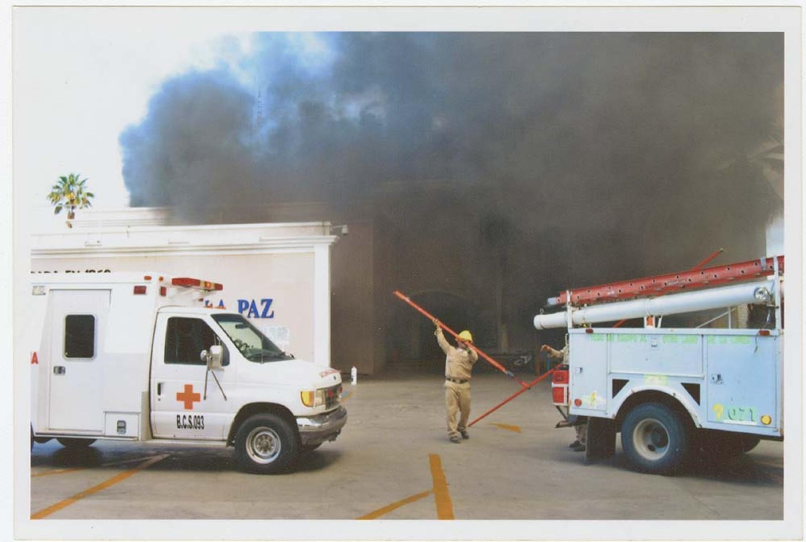 Hombres que controlan incendio.