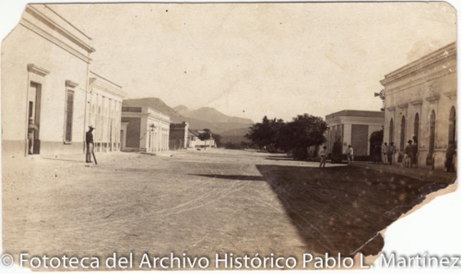 Hombres que custodian las puertas principales de edificios.