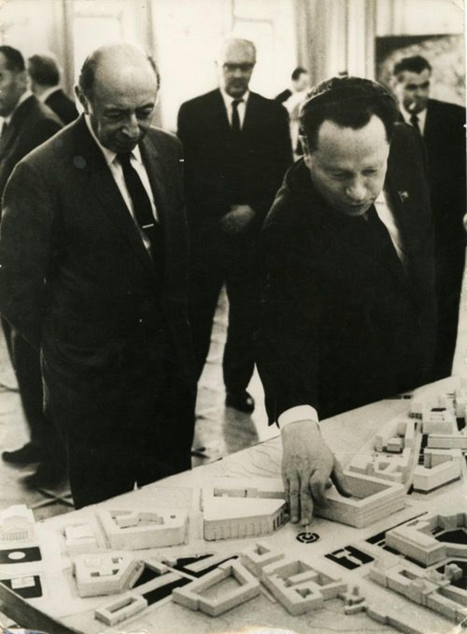 Hombres que observan maqueta.