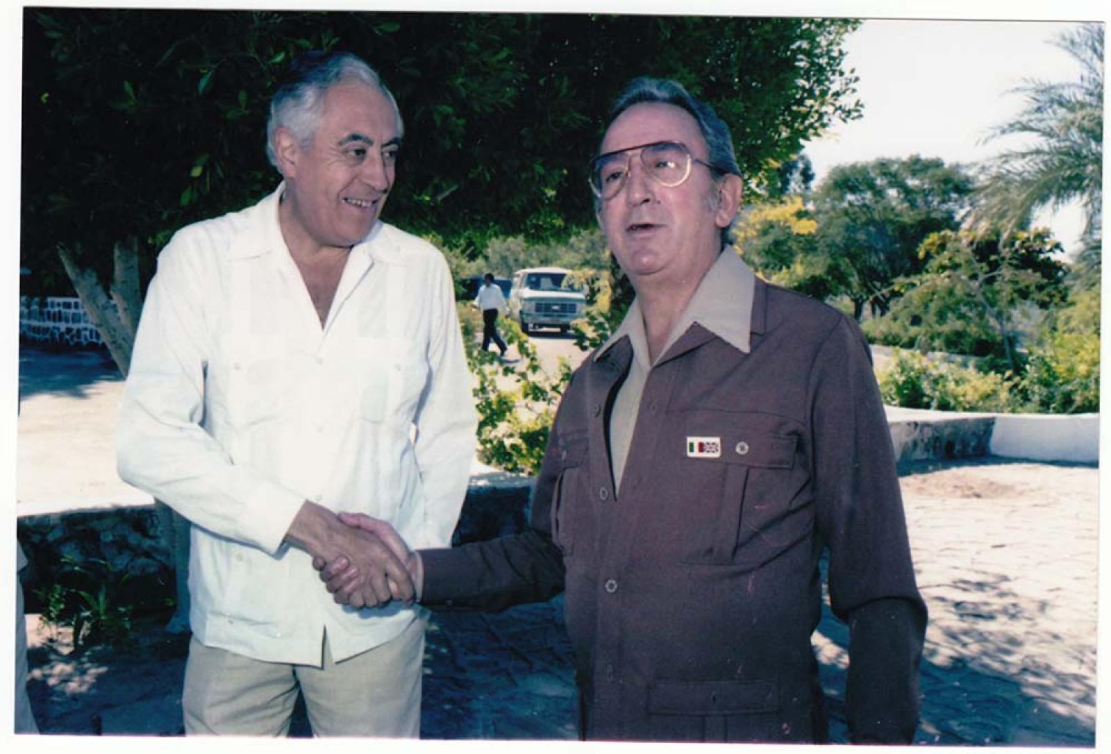 Hombres que se saludan de mano.