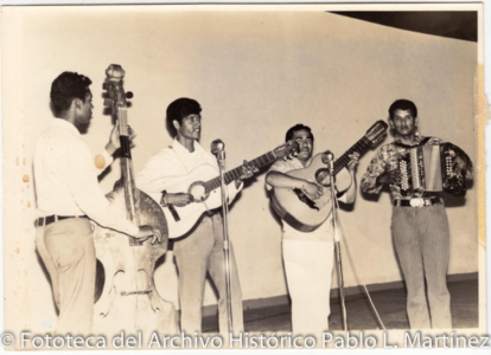 Hombres que tocan instrumentos musicales.