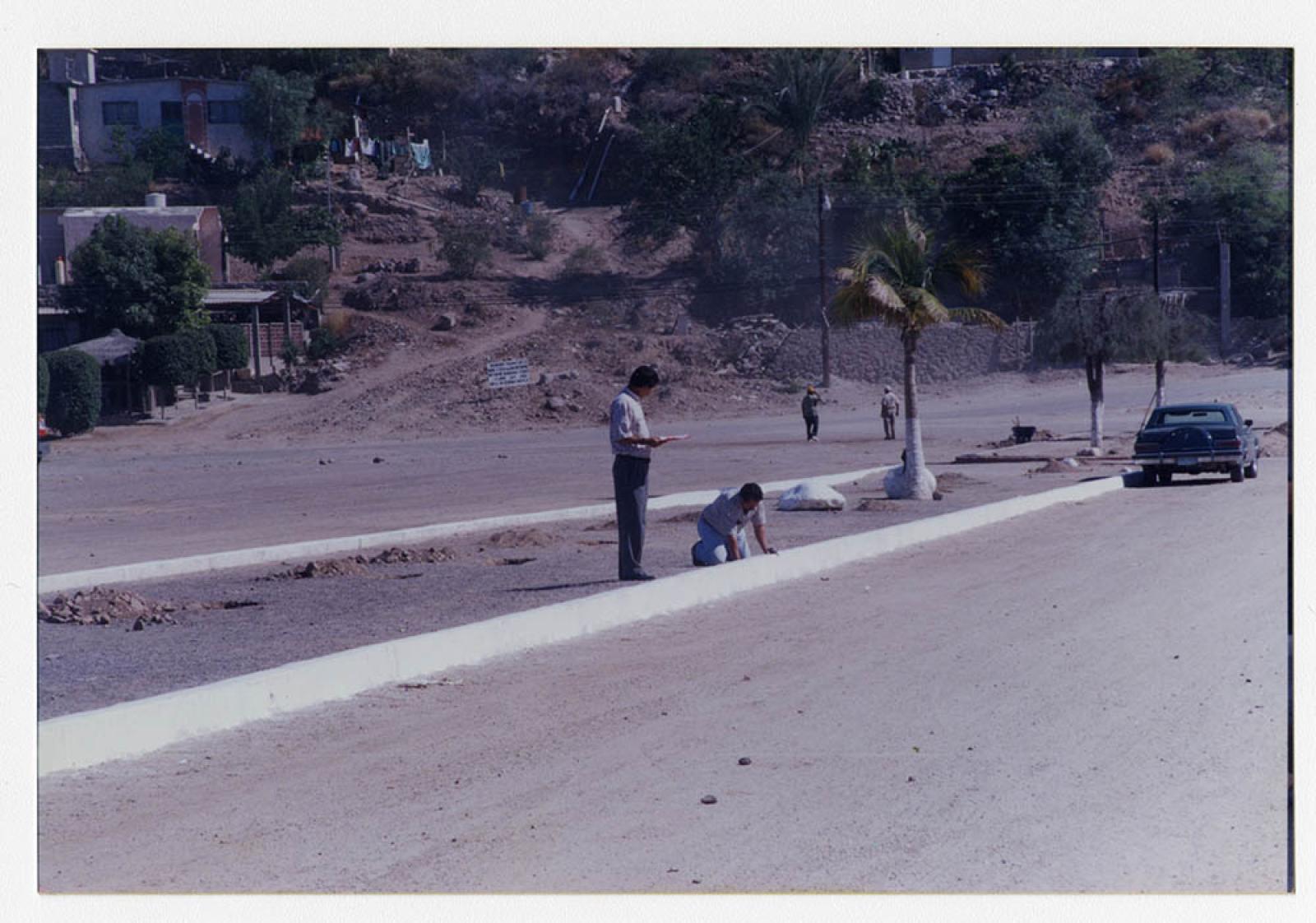 hombres que trabajan en el mejoramiento de las vialidades.