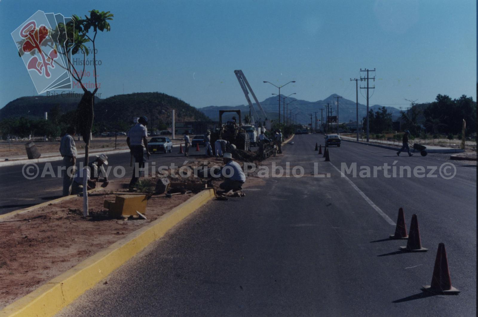 Hombres que trabajan en infraestructura del Boulevard Luis Donaldo Colosio, a la altura "SORIANA".