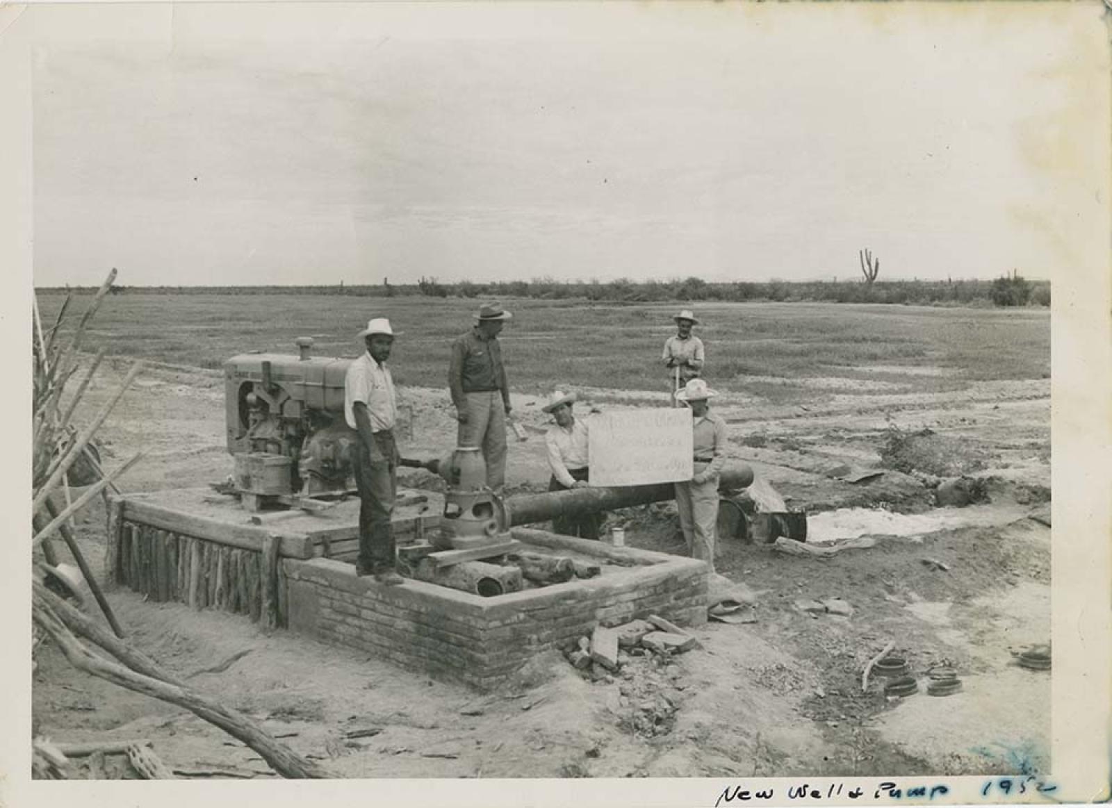 Hombres que trabajan en la instalación de pozos de agua.