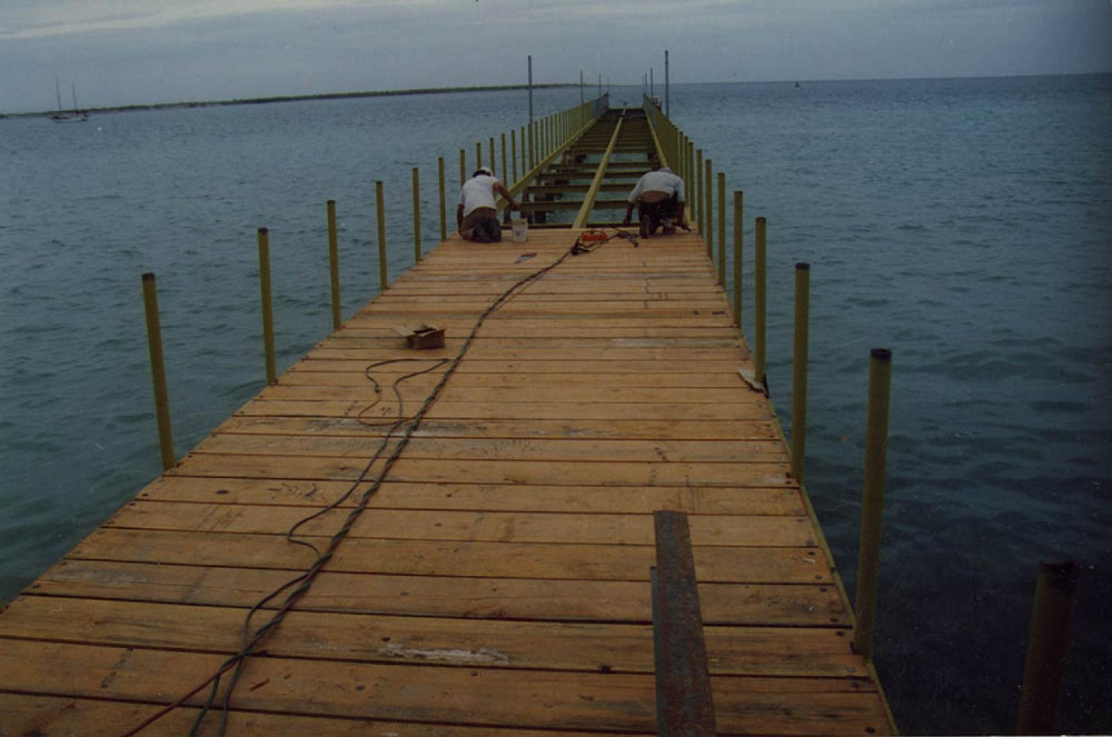 Hombres que trabajan en la reparación del muelle del malecón, La Paz, B.C.S.