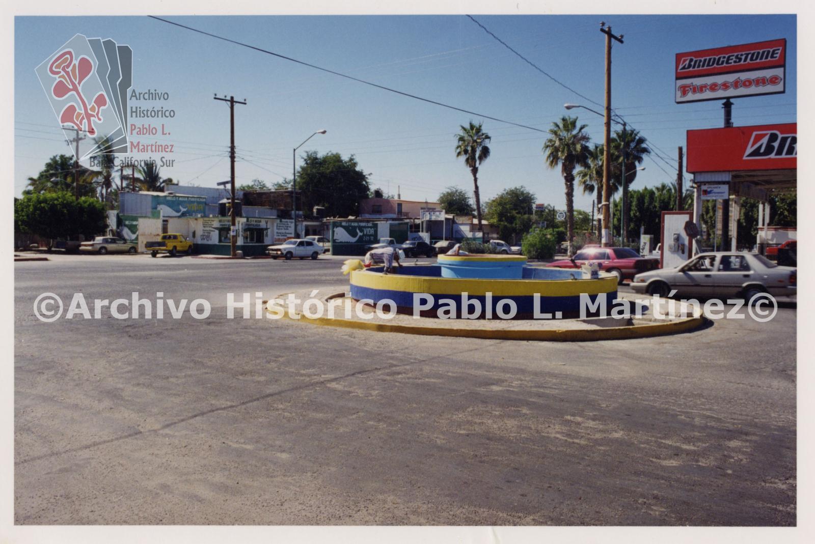 Hombres que trabajan en mantenimiento de pileta o fuente, ubicada entre los boulevares Padre Kino y 5 de Febero, en La Paz, Baja Califronia Sur.