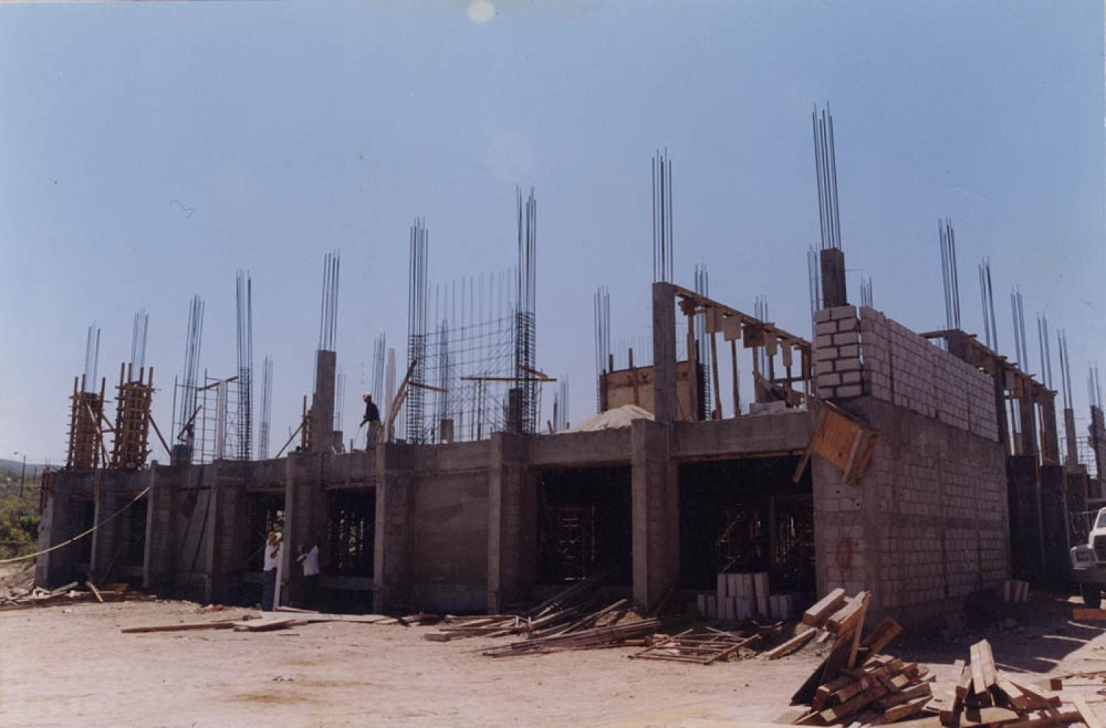 Hombres que trabajan en obra de construcción.