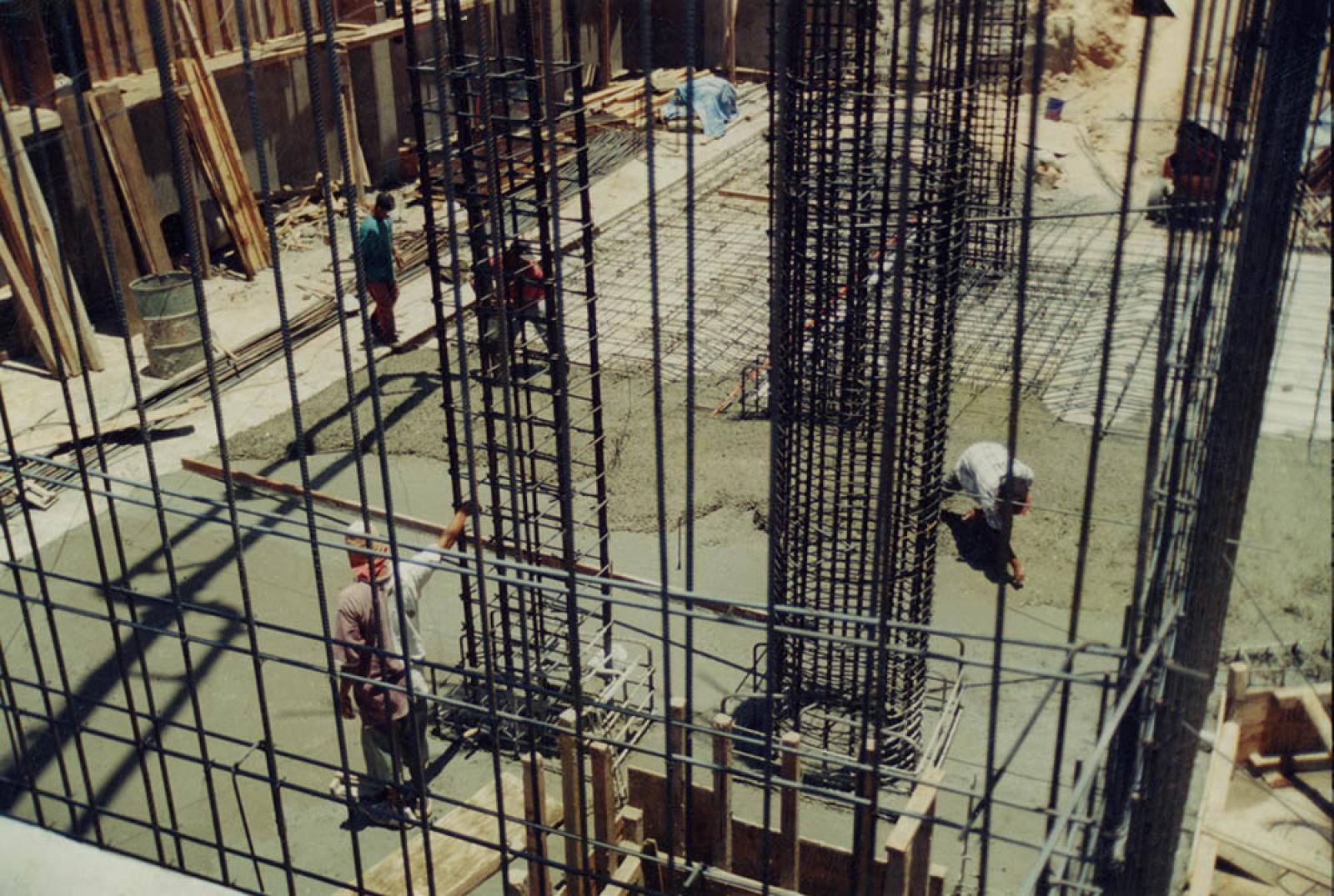 Hombres que trabajan en obra de construcción.