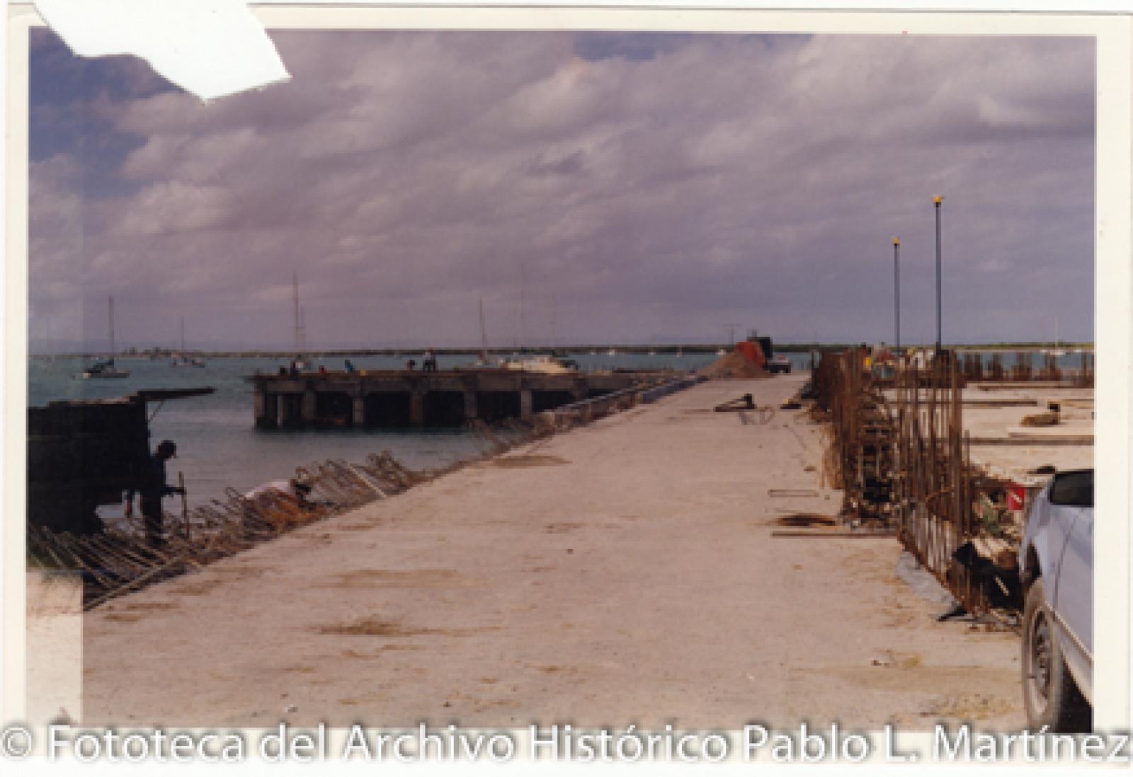 Hombres que trabajan en reconstrucción del Muelle Fiscal.