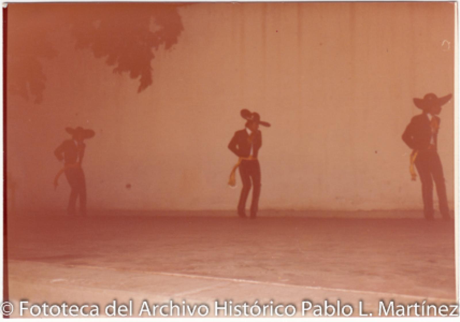 Hombres que visten traje de charro.