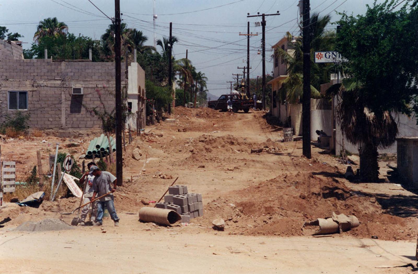 Hombres realizan obra pública.