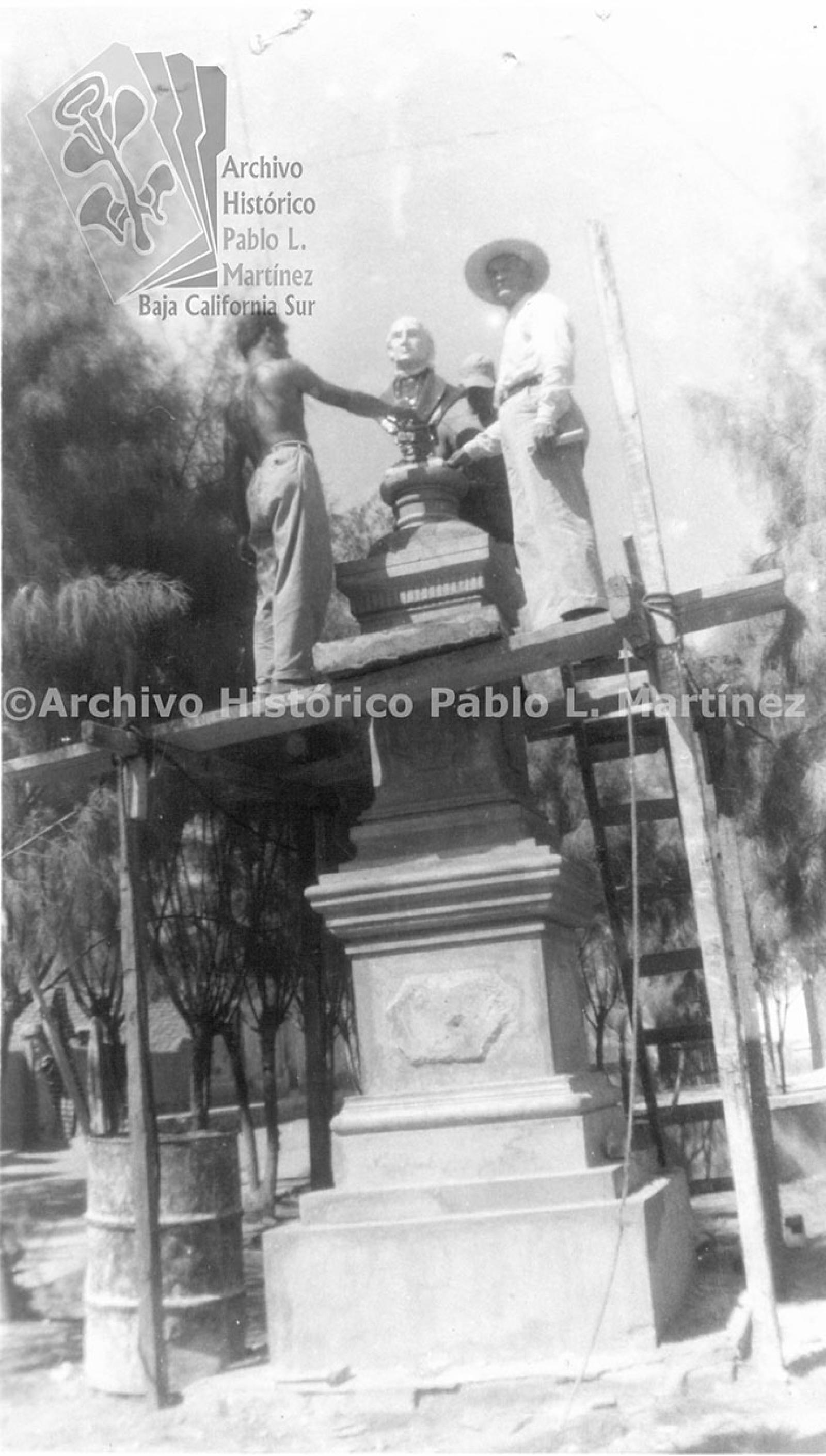 Hombres realizan trabajo de restauración a monumento de Miguel Hidalgo en Mulegé, Baja California.