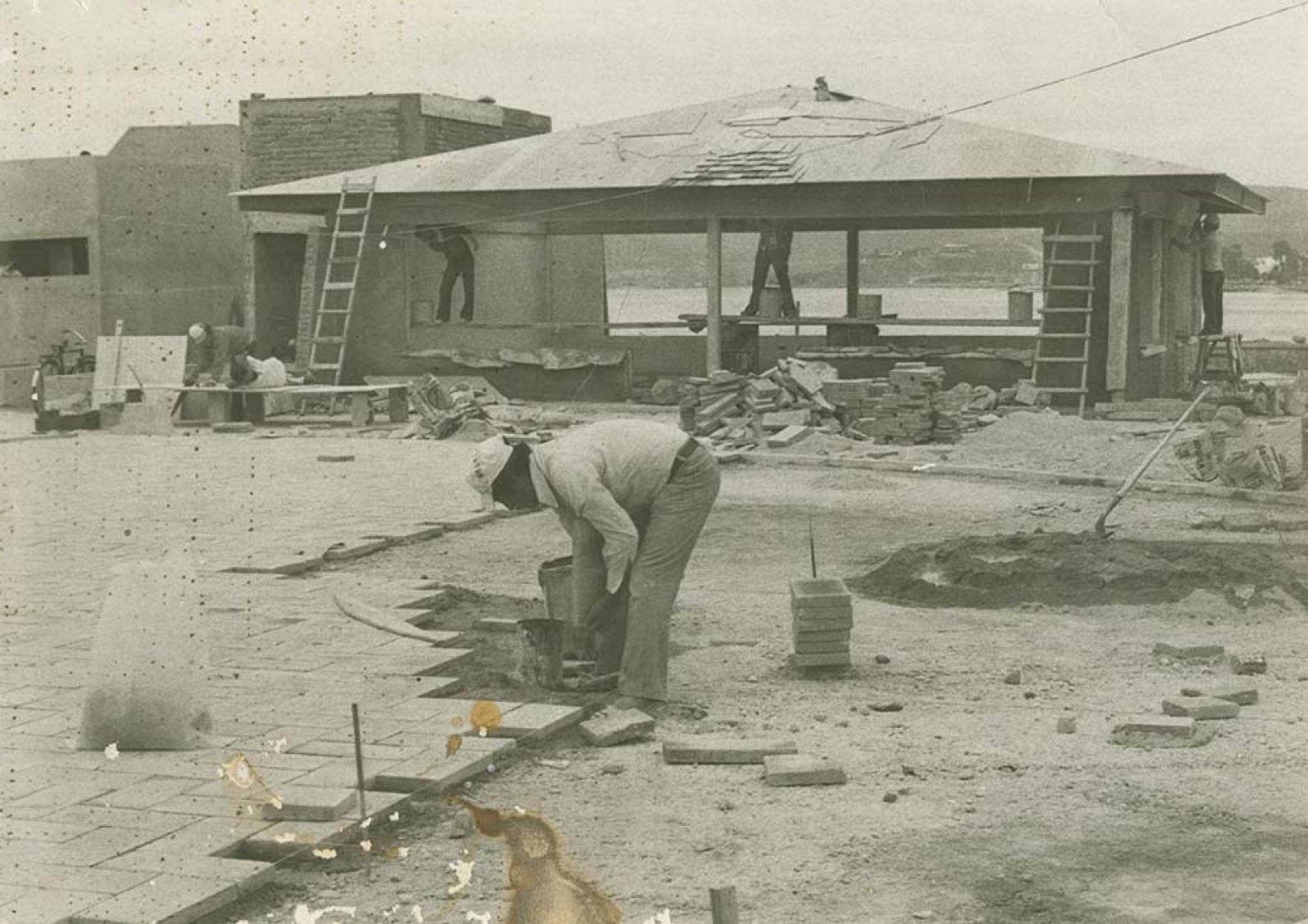 Hombres realizan trabajos de albañilería.