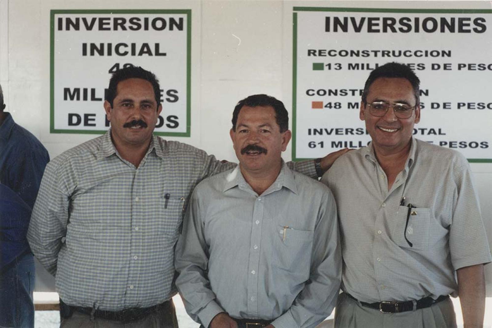 Hombres, retrato de grupo.