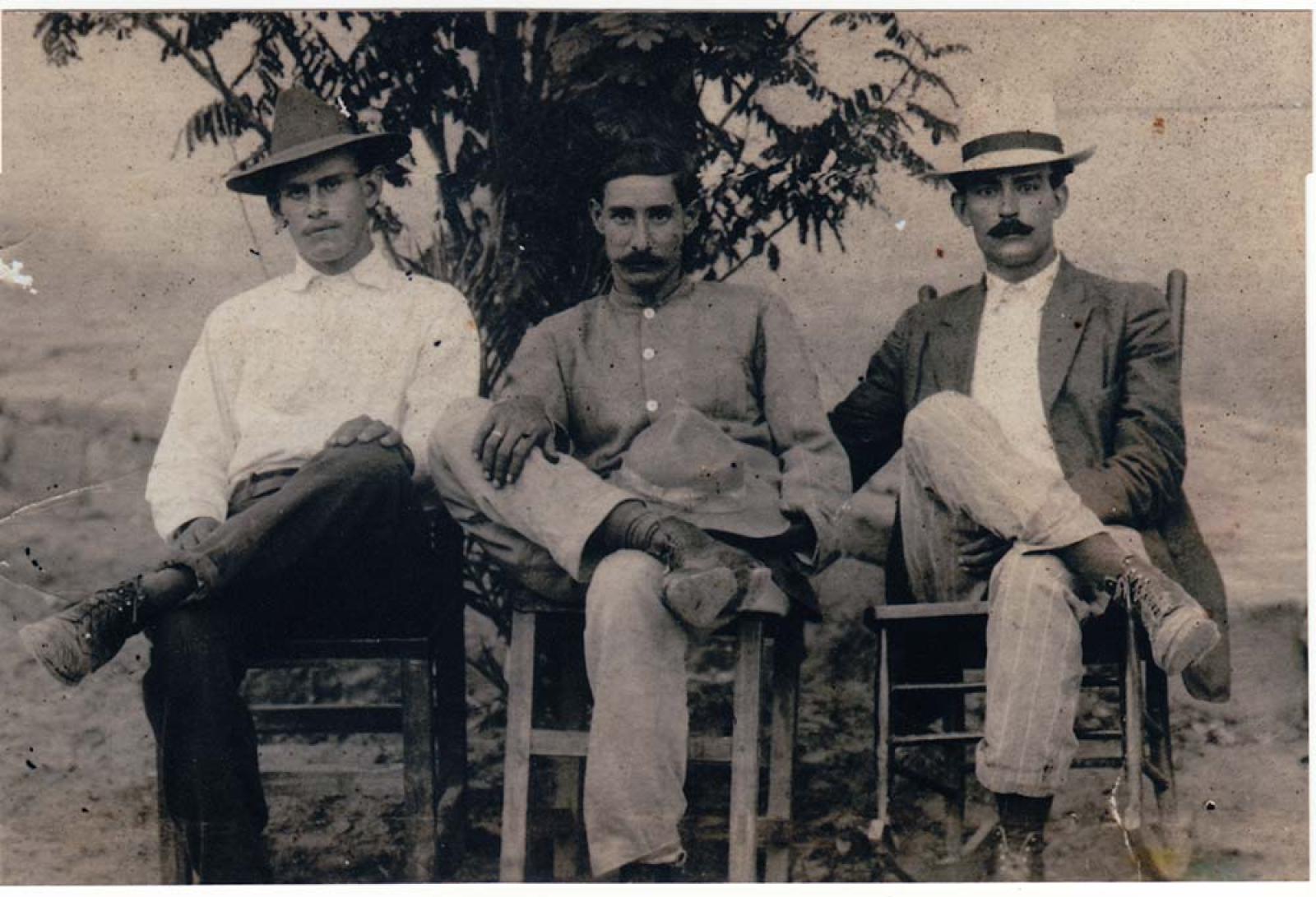 Hombres, retrato de grupo.