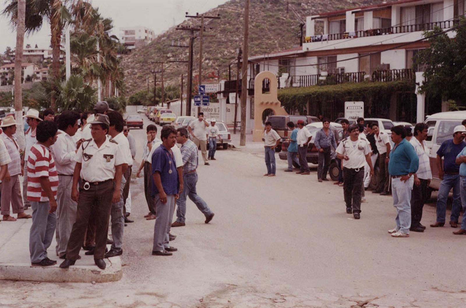 Hombres reunidos en el Boulevard Paseo de la Marina, Cabo San Lucas, Baja California Sur.