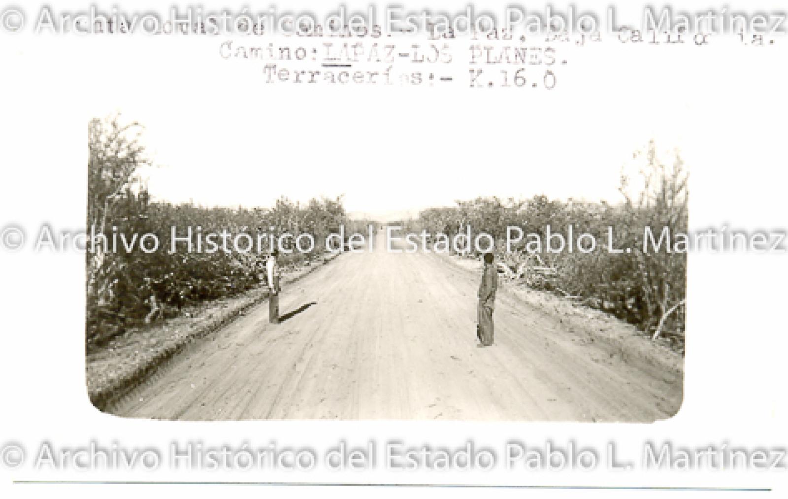 Hombres sobre camino en construcción "La Paz - Los Planes".