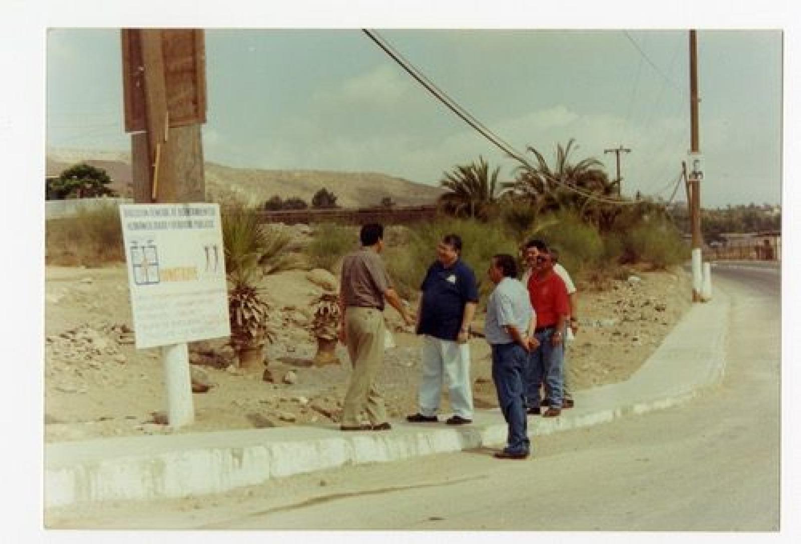 Hombres supervisando avances de obras públicas.