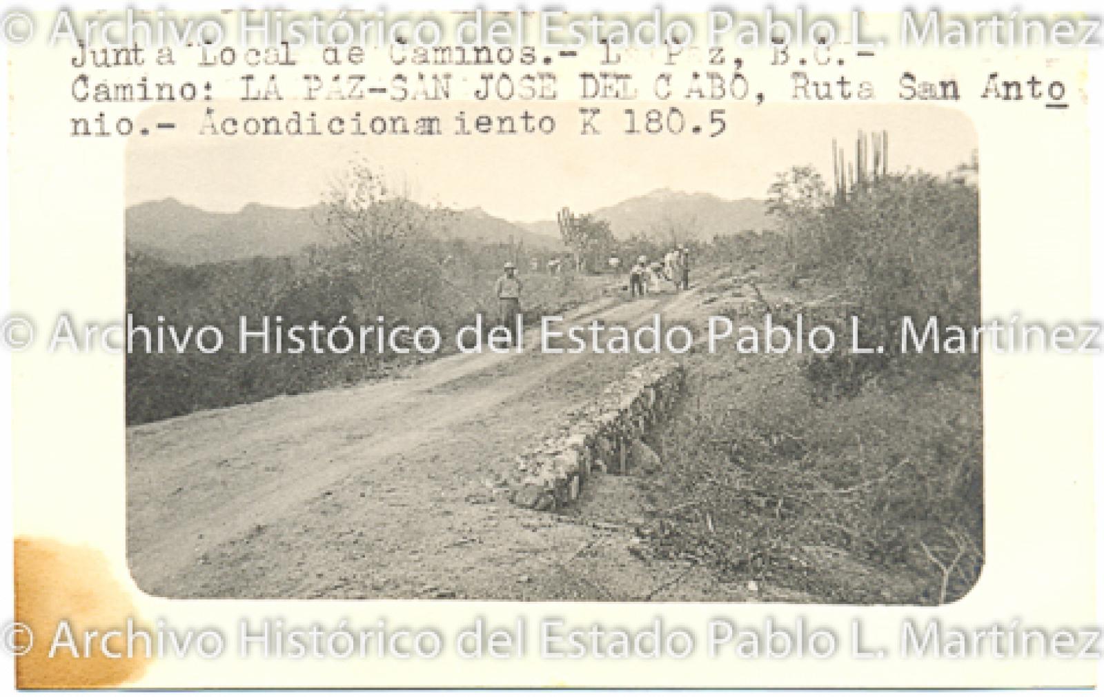 Hombres trabajan en conjstrucción de camino "Ruta San Antonio".