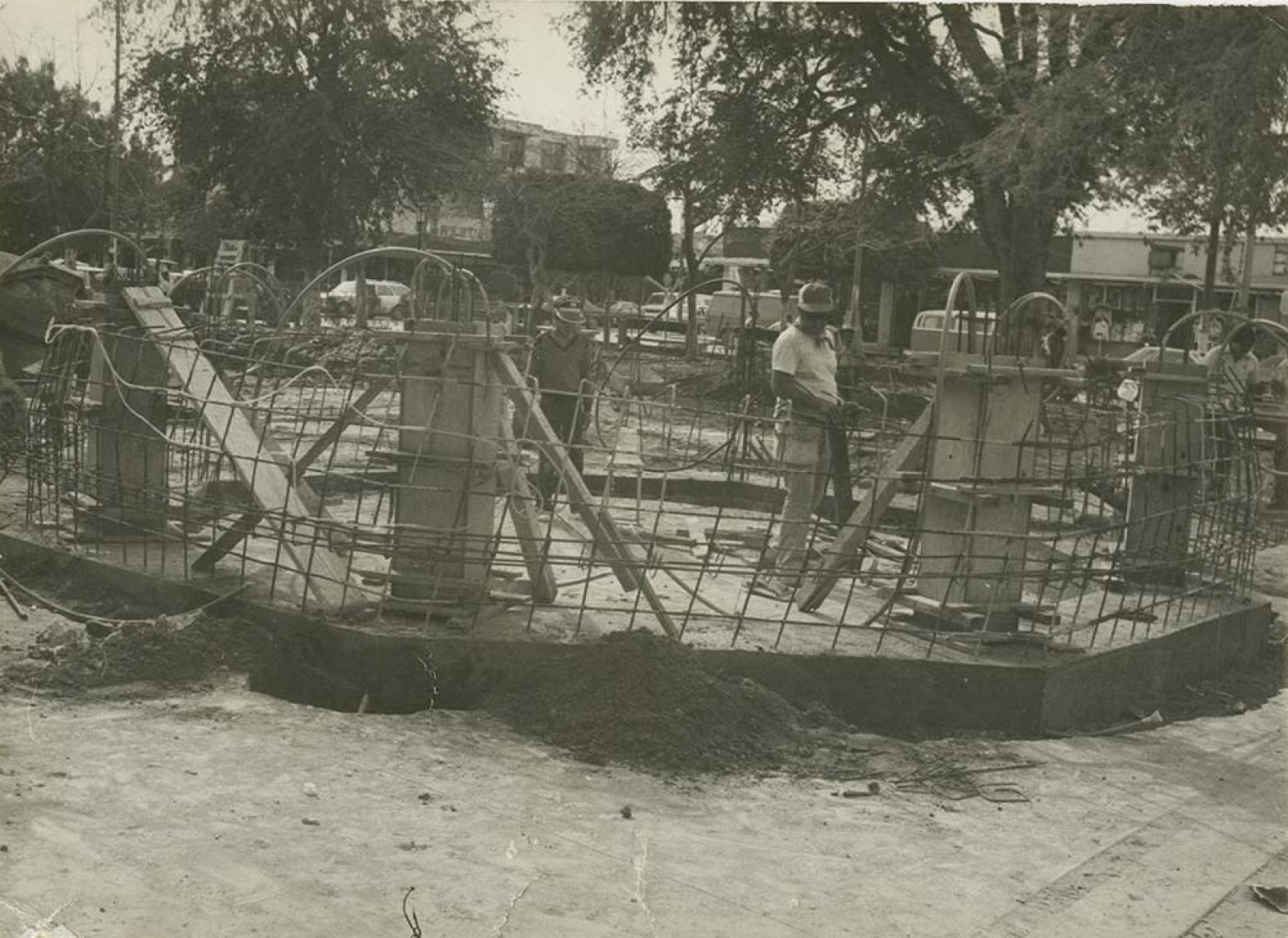 Hombres trabajan en construcción.
