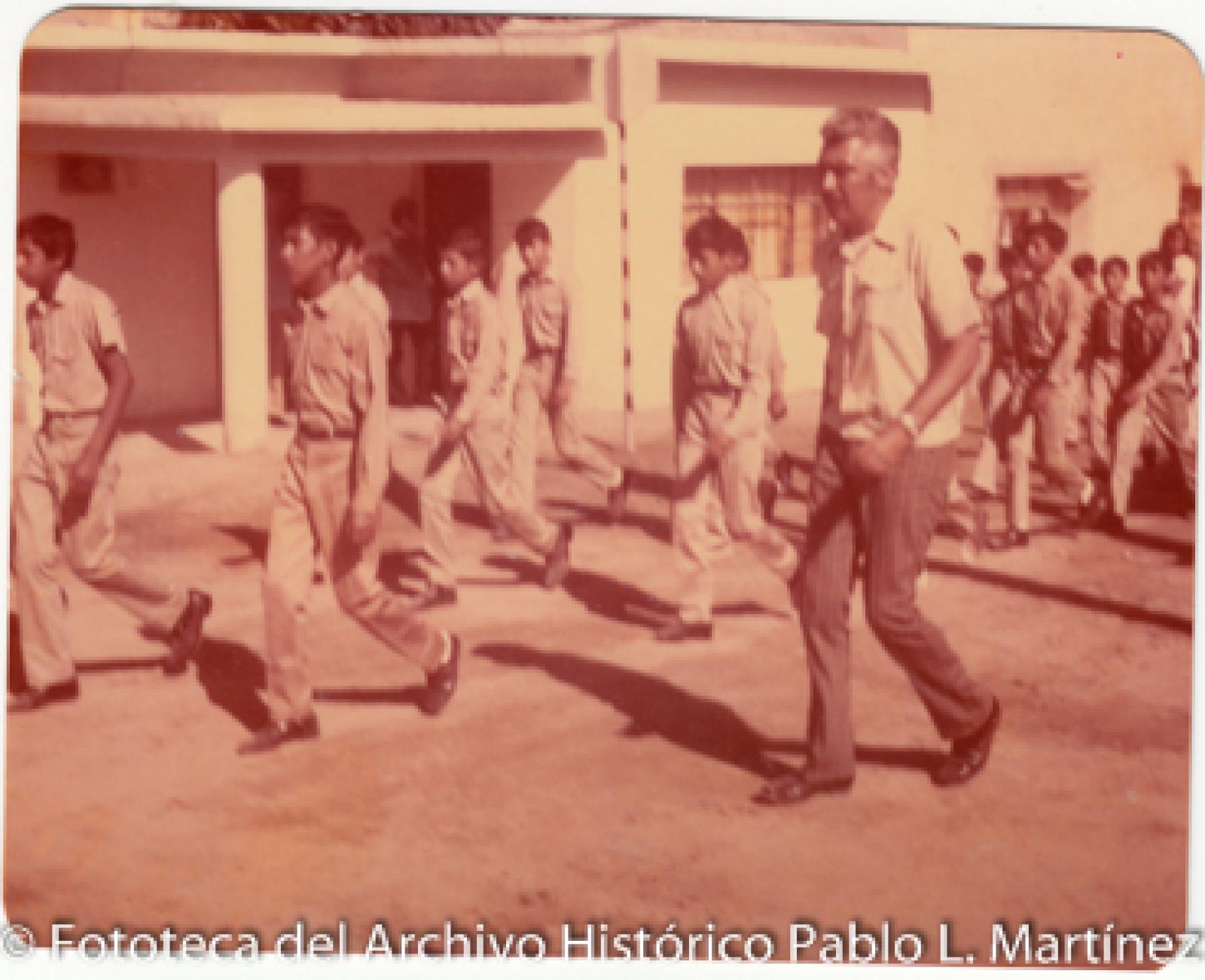 Hombres uniformados que desfilan por la calle