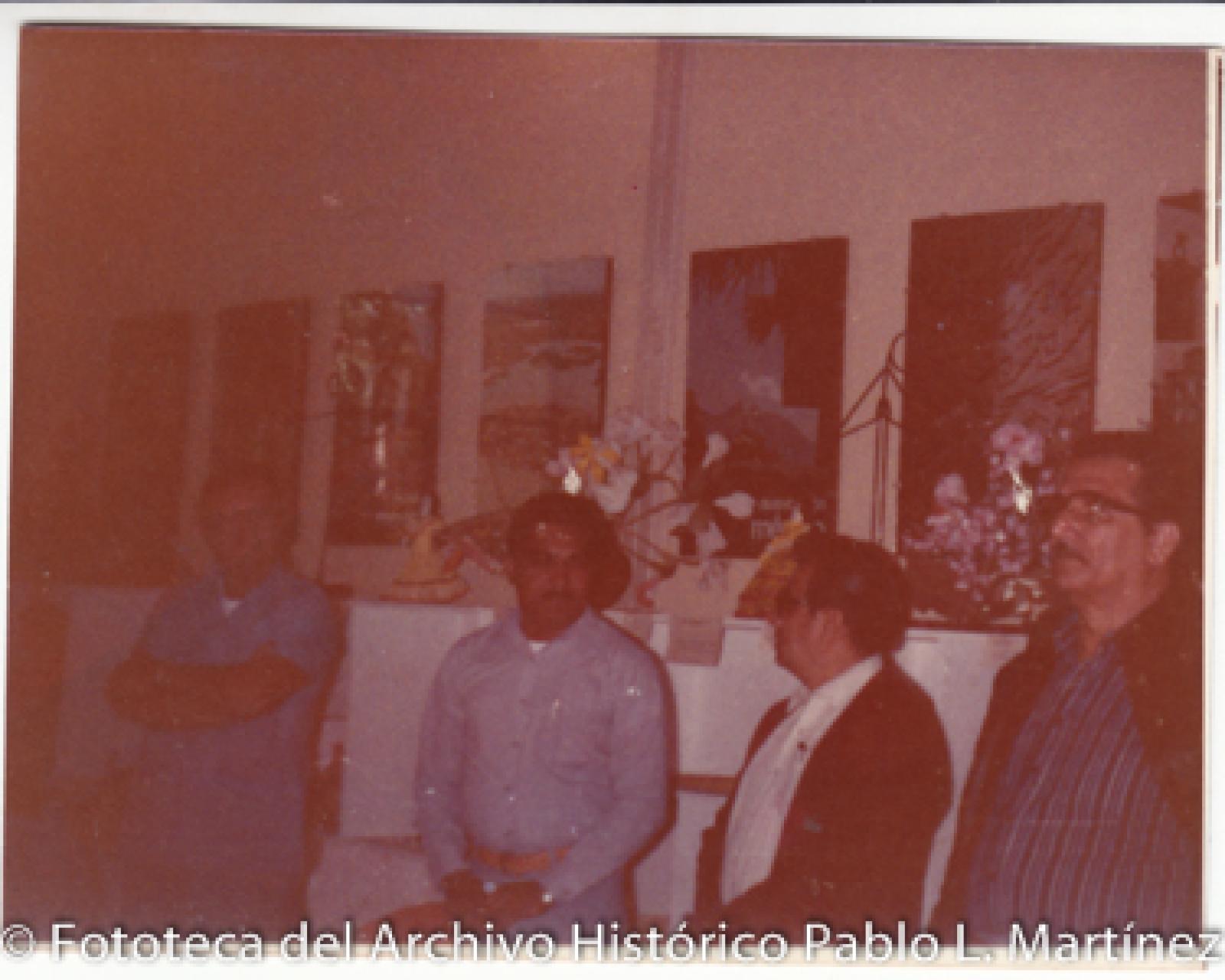 Hombres y artesanías.