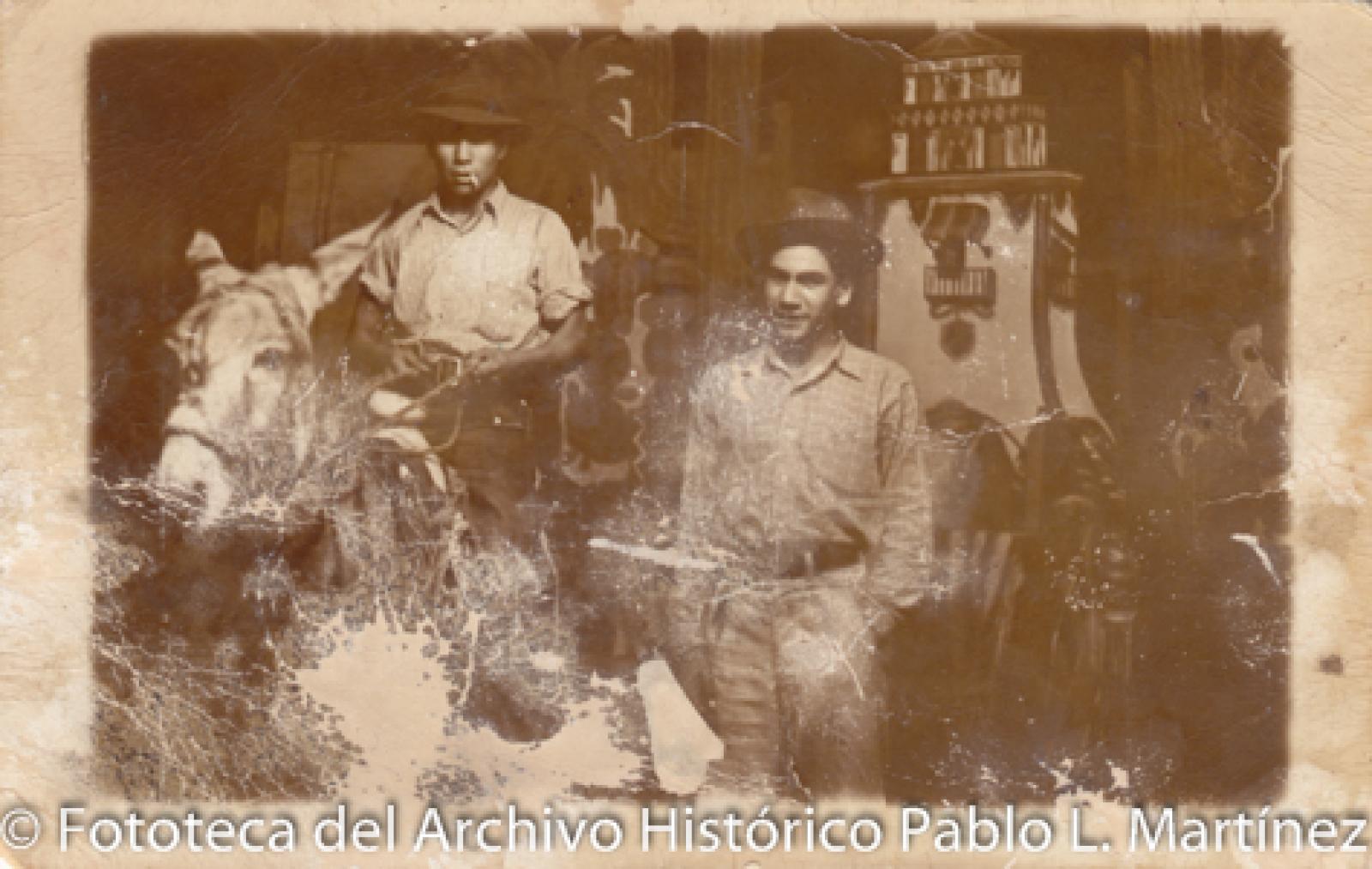 Hombres y asno en escenario.