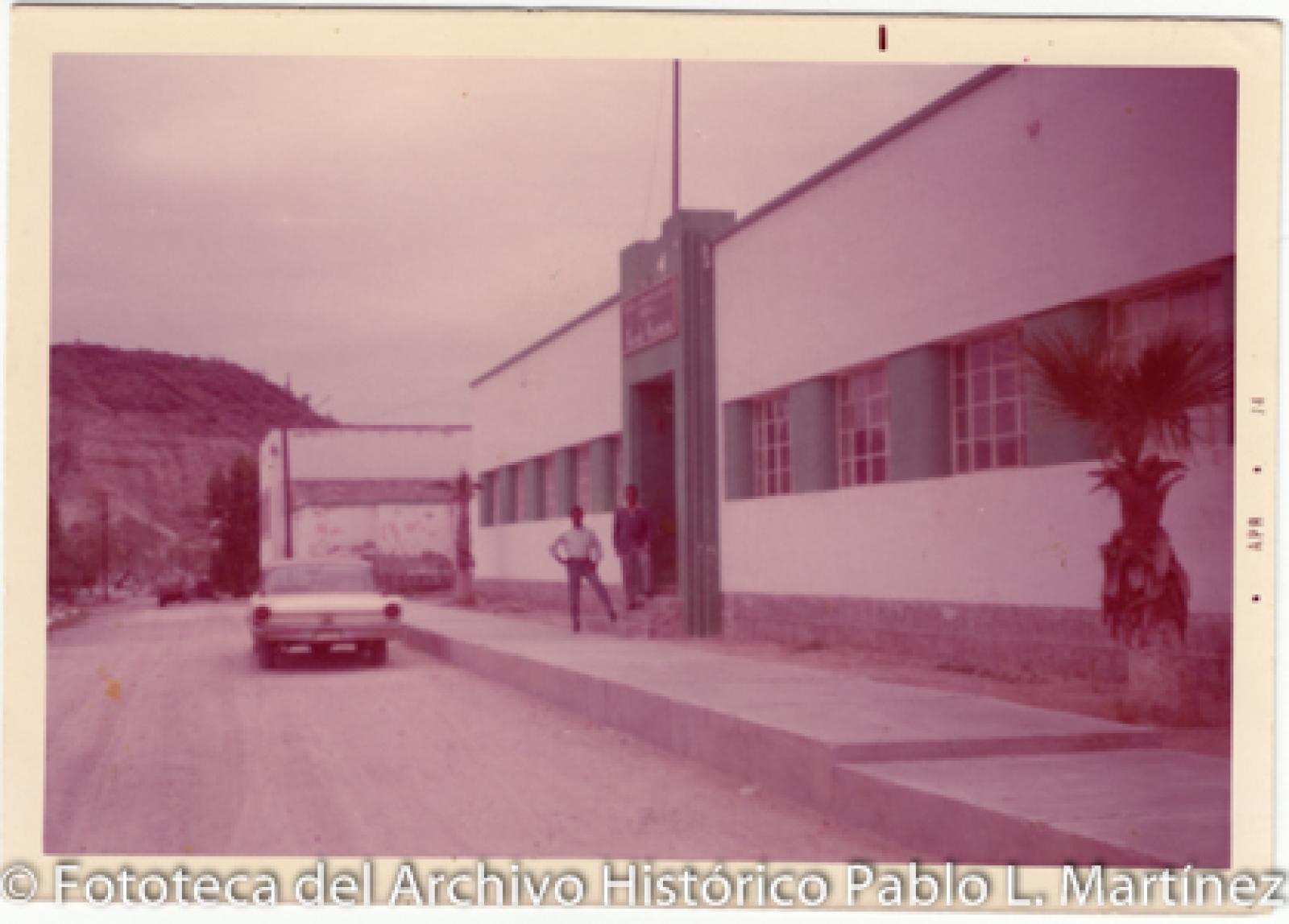 Hombres y auto, retrato