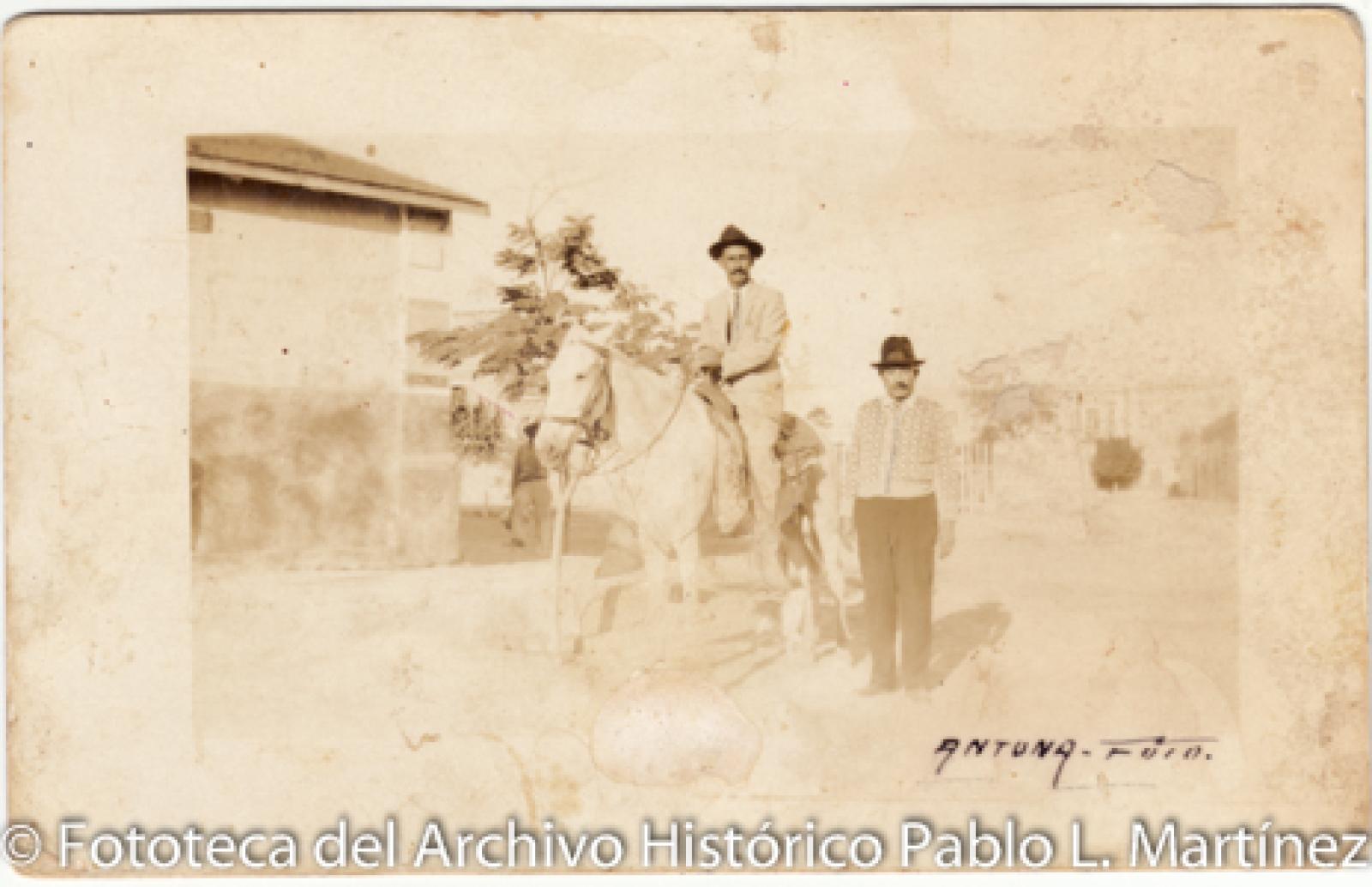 Hombres y caballo.