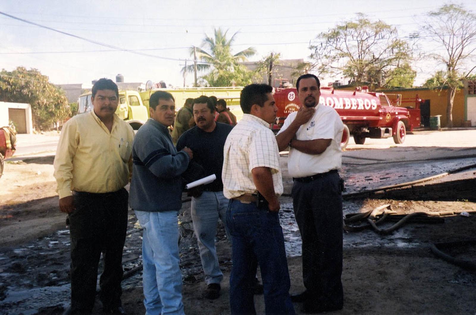 Hombres y camión de bomberos.