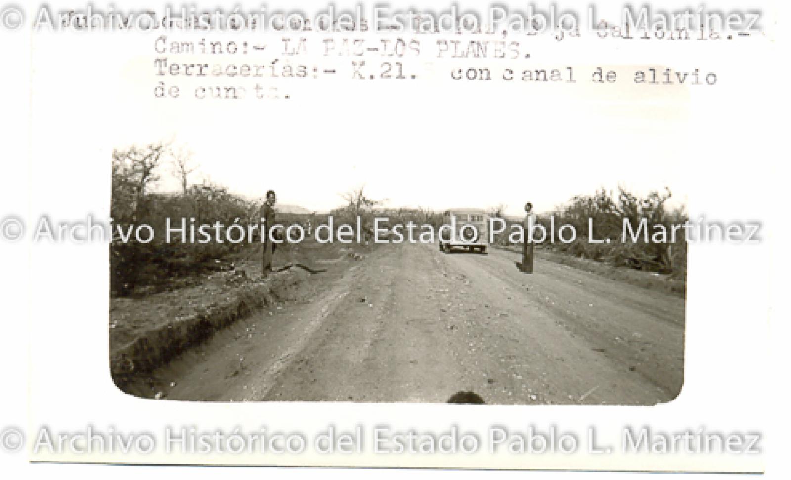 Hombres y carro sobre camino en construcción "La Paz - Los Planes".