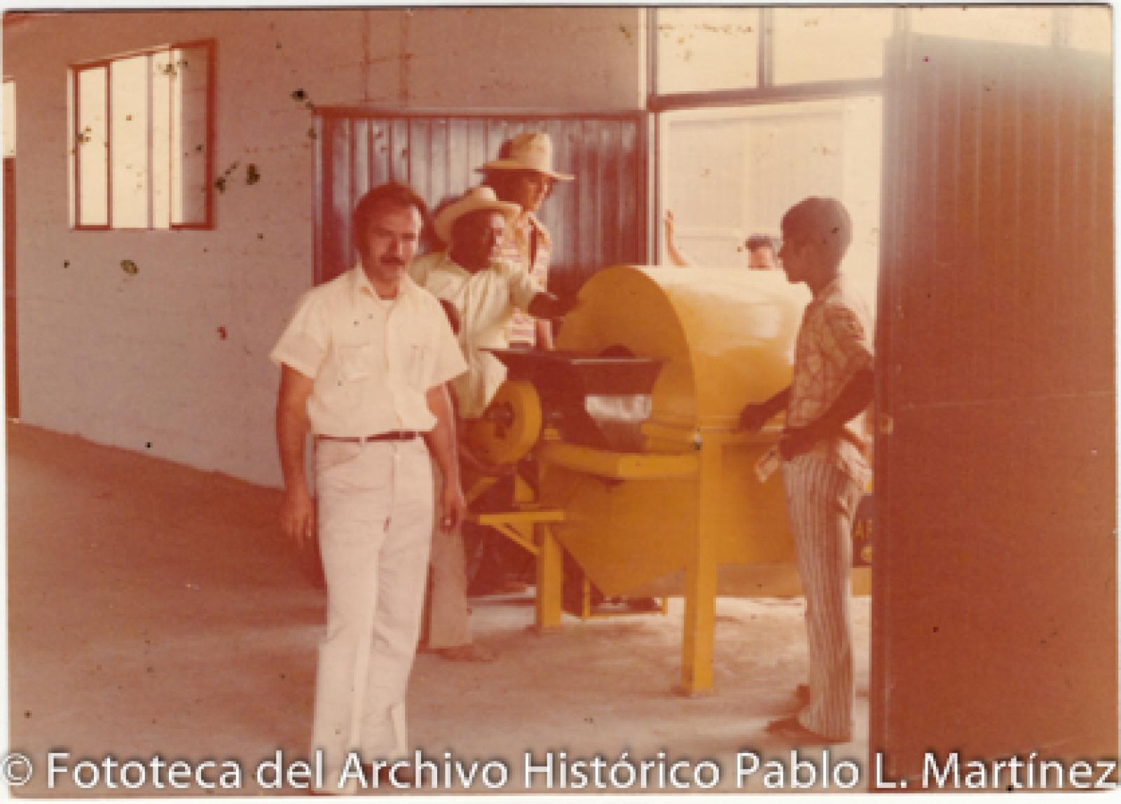 Hombres y maquina molinera
