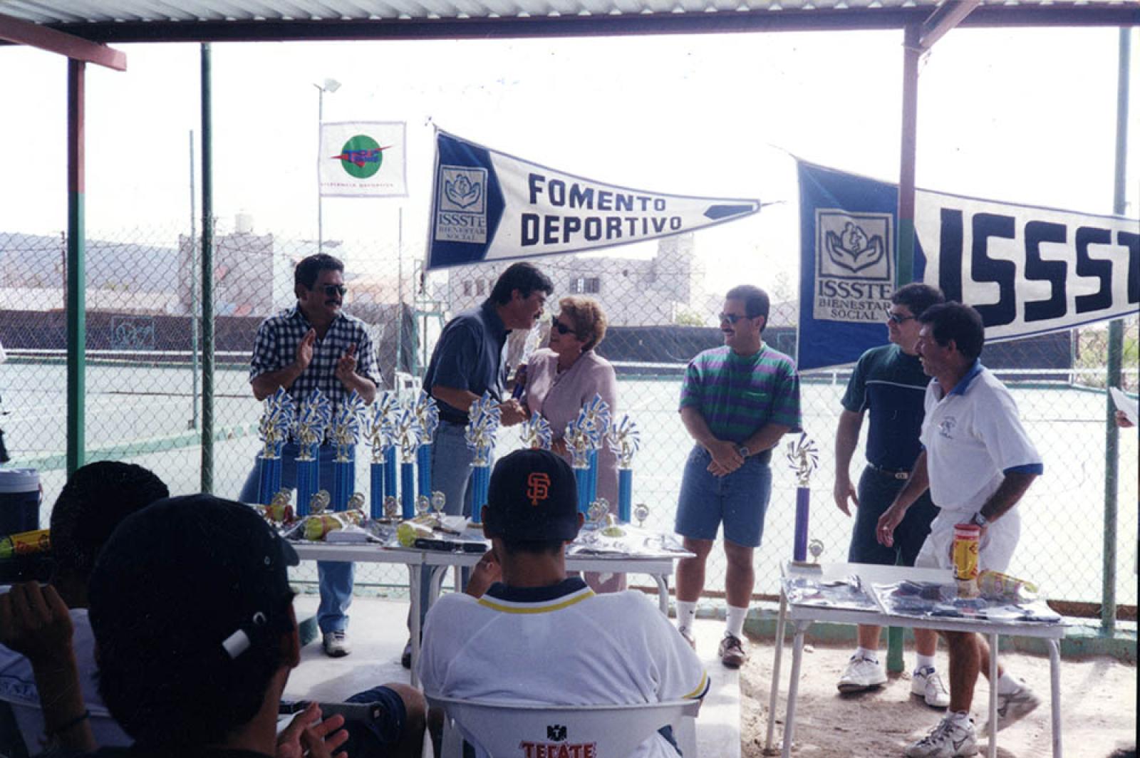 Hombres y mujer en actividad de fomento deportivo.