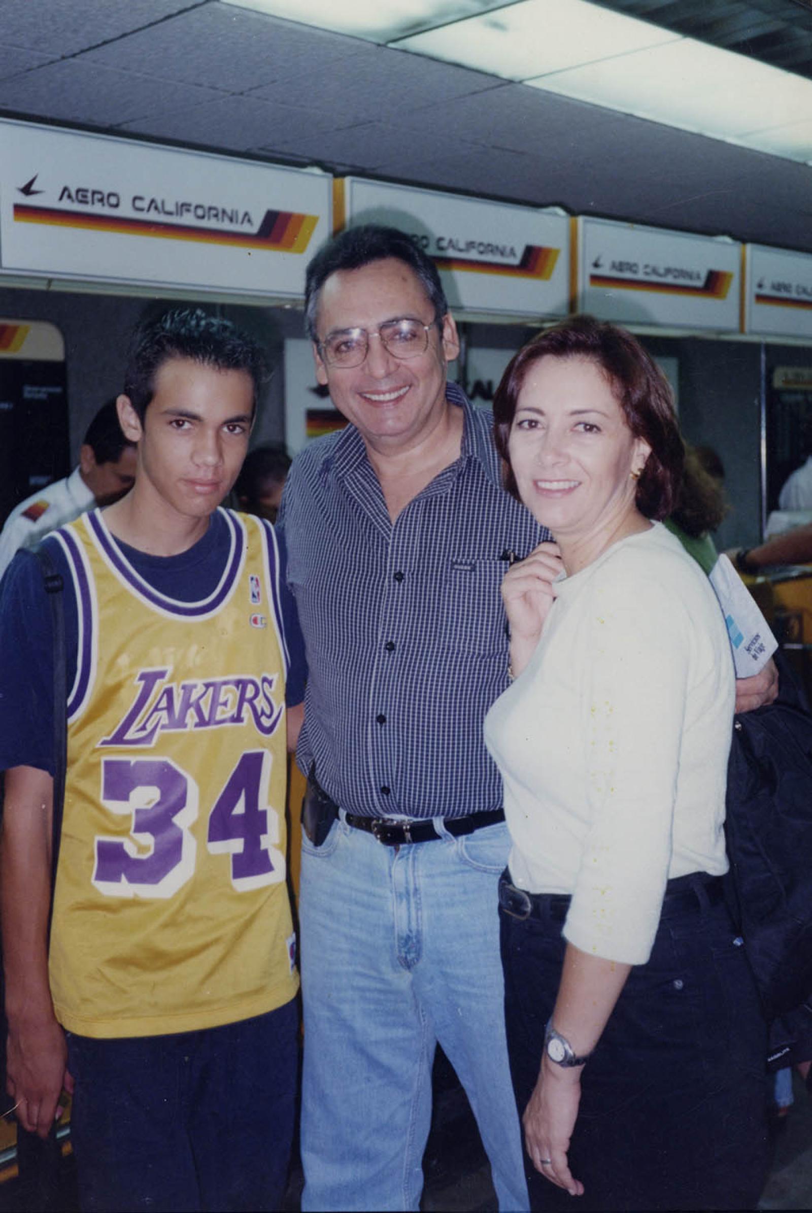 Hombres y mujer en el aeropuerto.