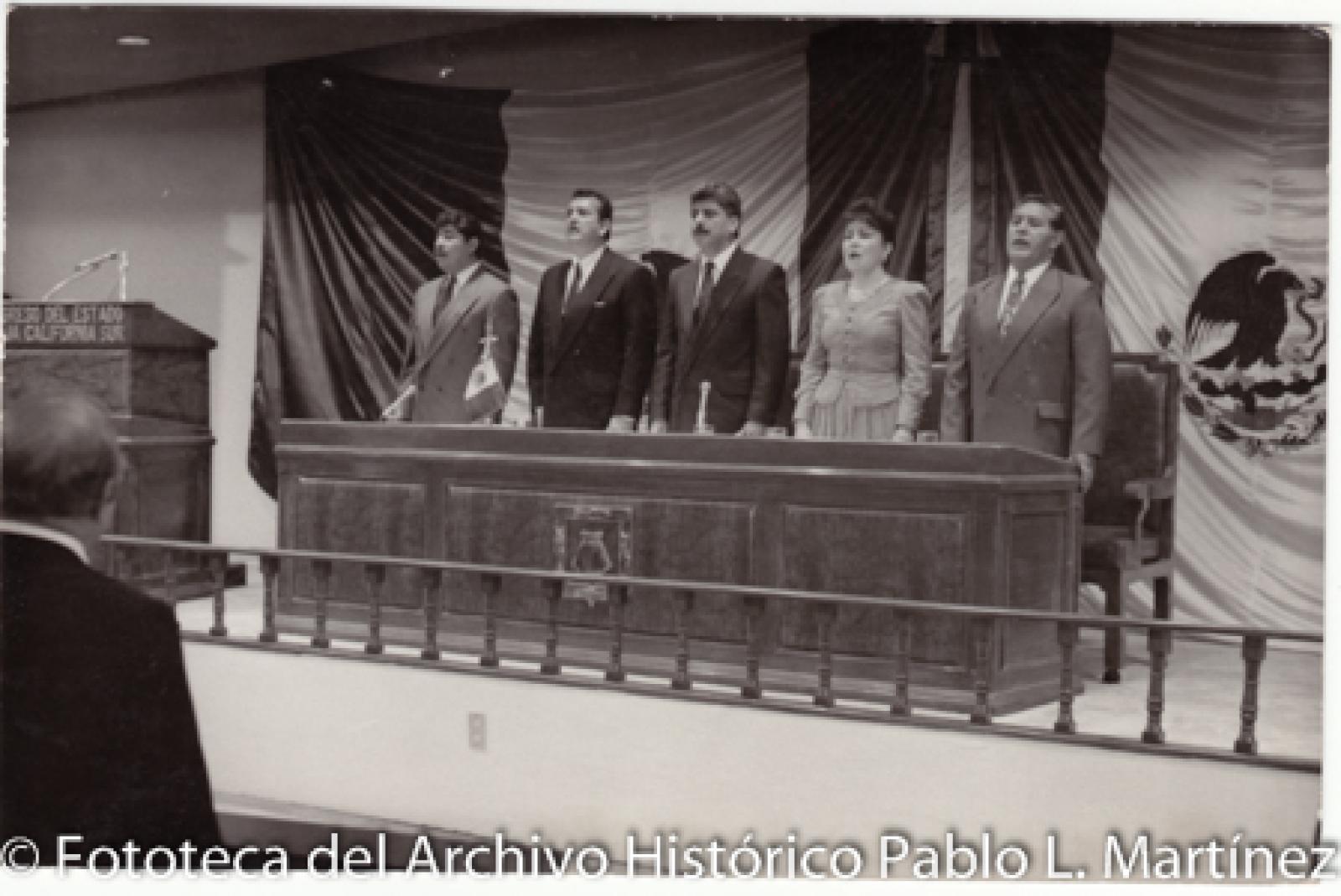 Hombres y mujer en el Congreso del estado de B.C.S.