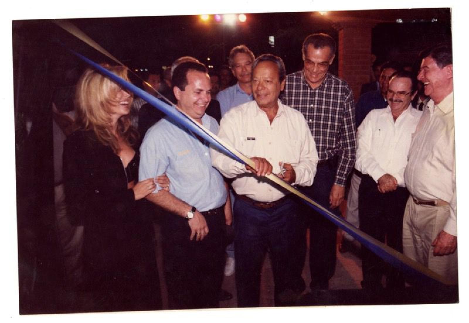 Hombres y mujer en inauguración.
