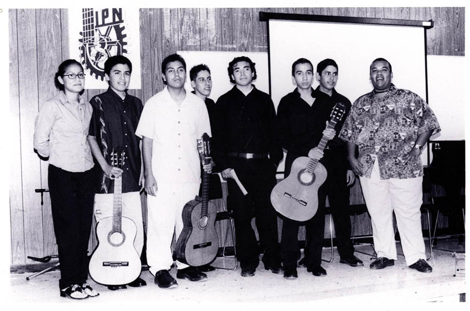 Hombres y mujer, retrato de grupo.